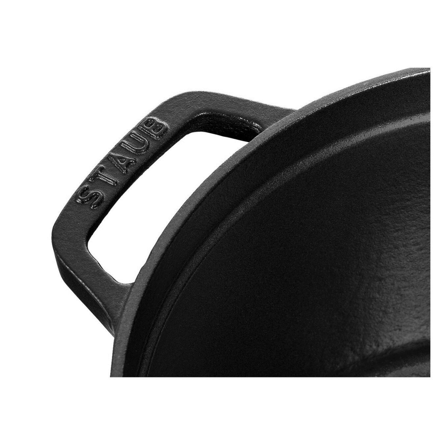 Elegante schwarze Cocotte von Staub, 24 cm hoch und 4,7 l, perfekt für köstliche Rezepte und ansprechende Tischpräsentationen.