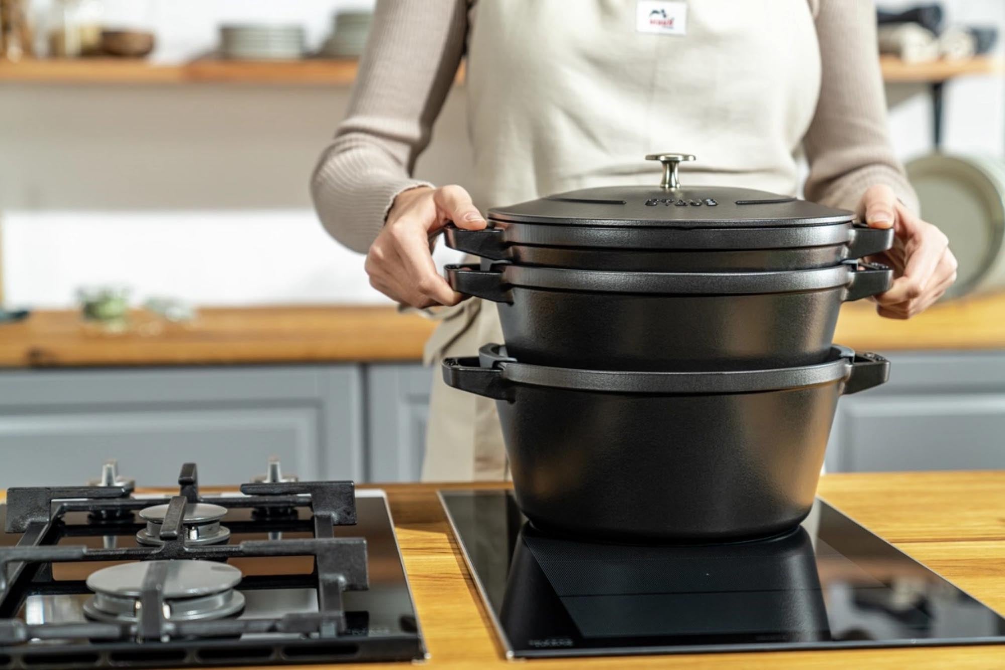Entdecken Sie die vielseitige Cocotte von Staub: 24 cm, aus robustem Gusseisen, ideal für schmackhafte Gerichte und platzsparend stapelbar.