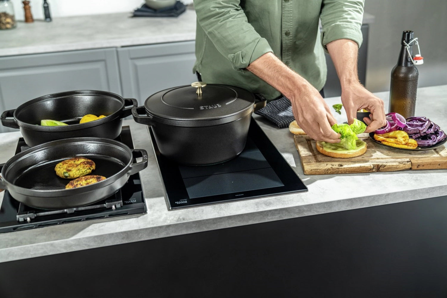 Elegantes 4-teiliges Cocotte-Set in Schwarz, 24 cm, rund und stapelbar – perfekt für kreative Kochabenteuer und ansprechende Tischpräsentation.