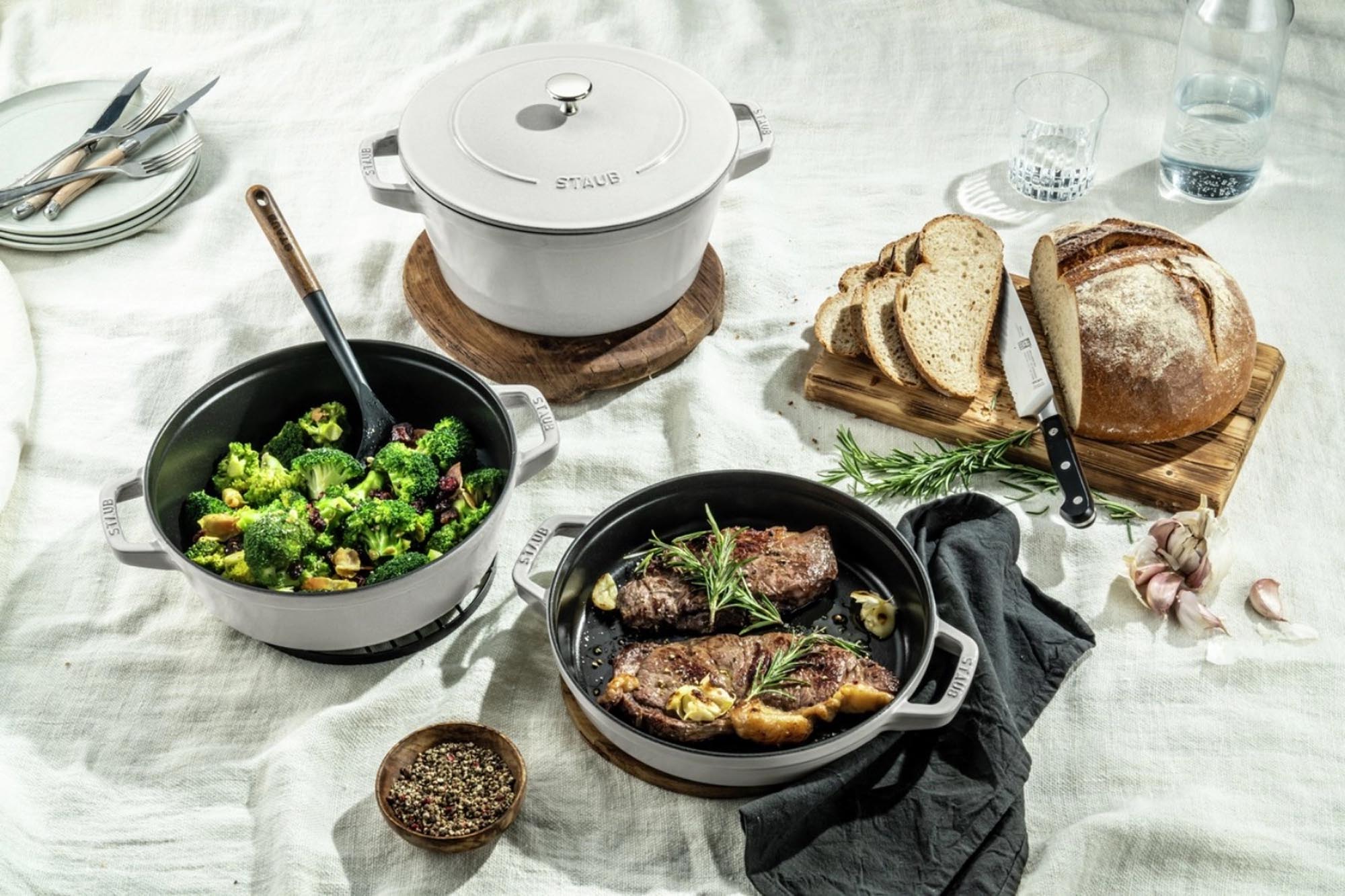Vielseitige Cocotte 24 cm in Weisser Trüffel von Staub. Platzsparend, aus Gusseisen, für optimale Aromen und stilvolles Servieren.