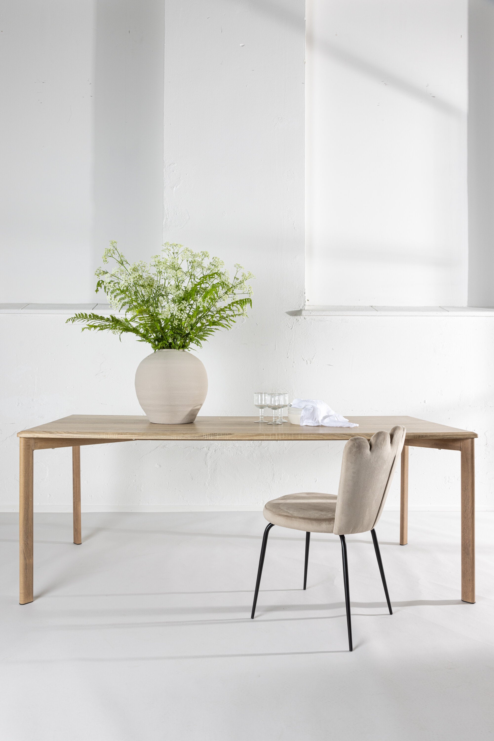 Damon Esstisch in Tünchen präsentiert im Onlineshop von KAQTU Design AG. Esstisch ist von Venture Home