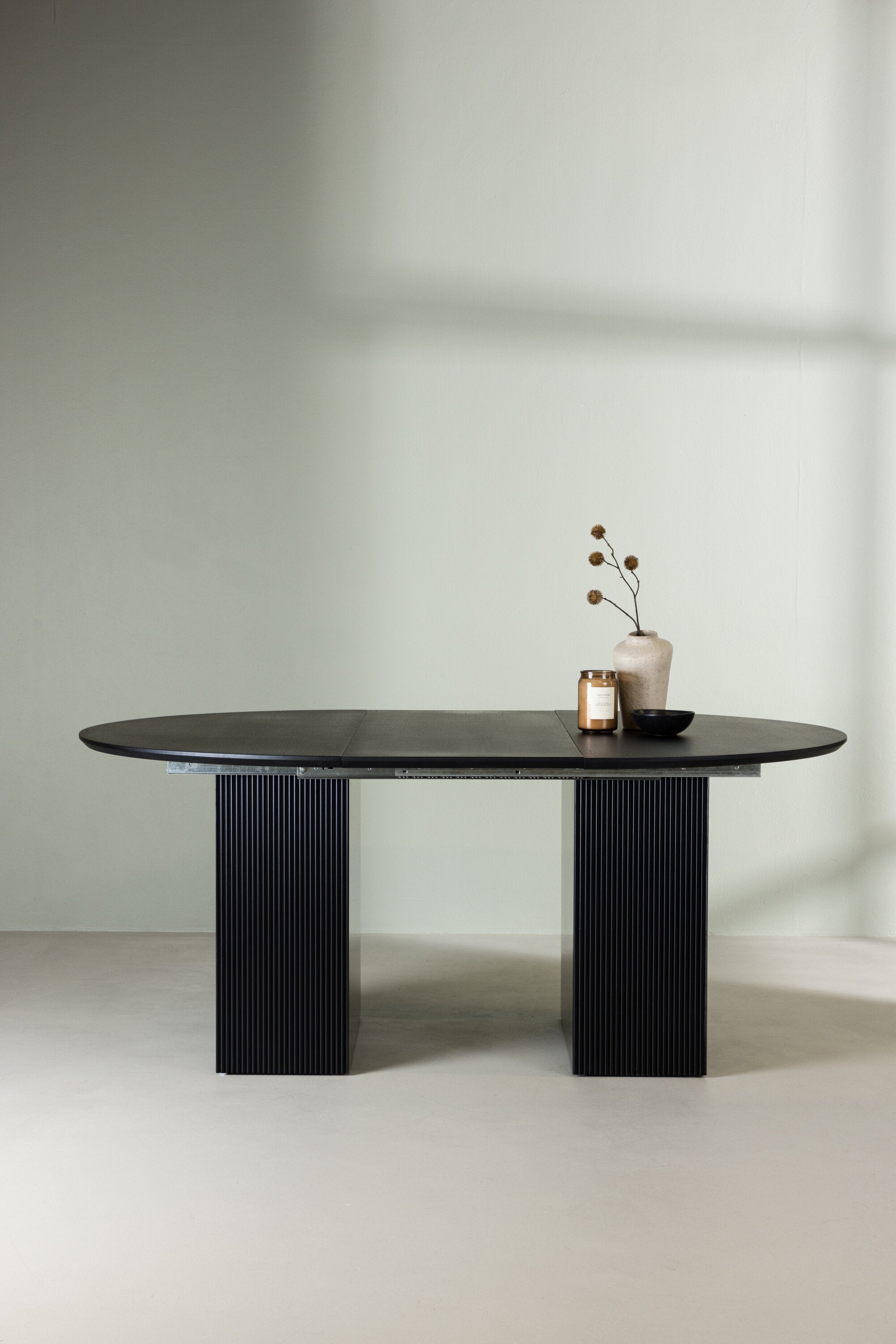 Matilda Esstisch ausziehbar in Schwarz präsentiert im Onlineshop von KAQTU Design AG. Esstisch ist von Venture Home