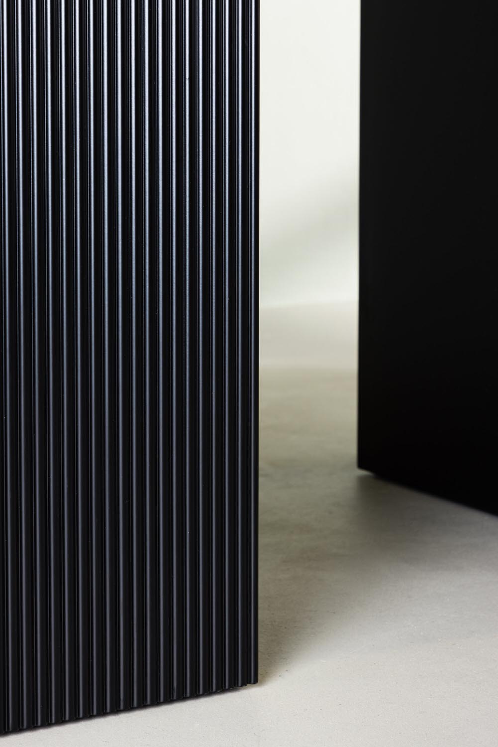Matilda Esstisch ausziehbar in Schwarz präsentiert im Onlineshop von KAQTU Design AG. Esstisch ist von Venture Home