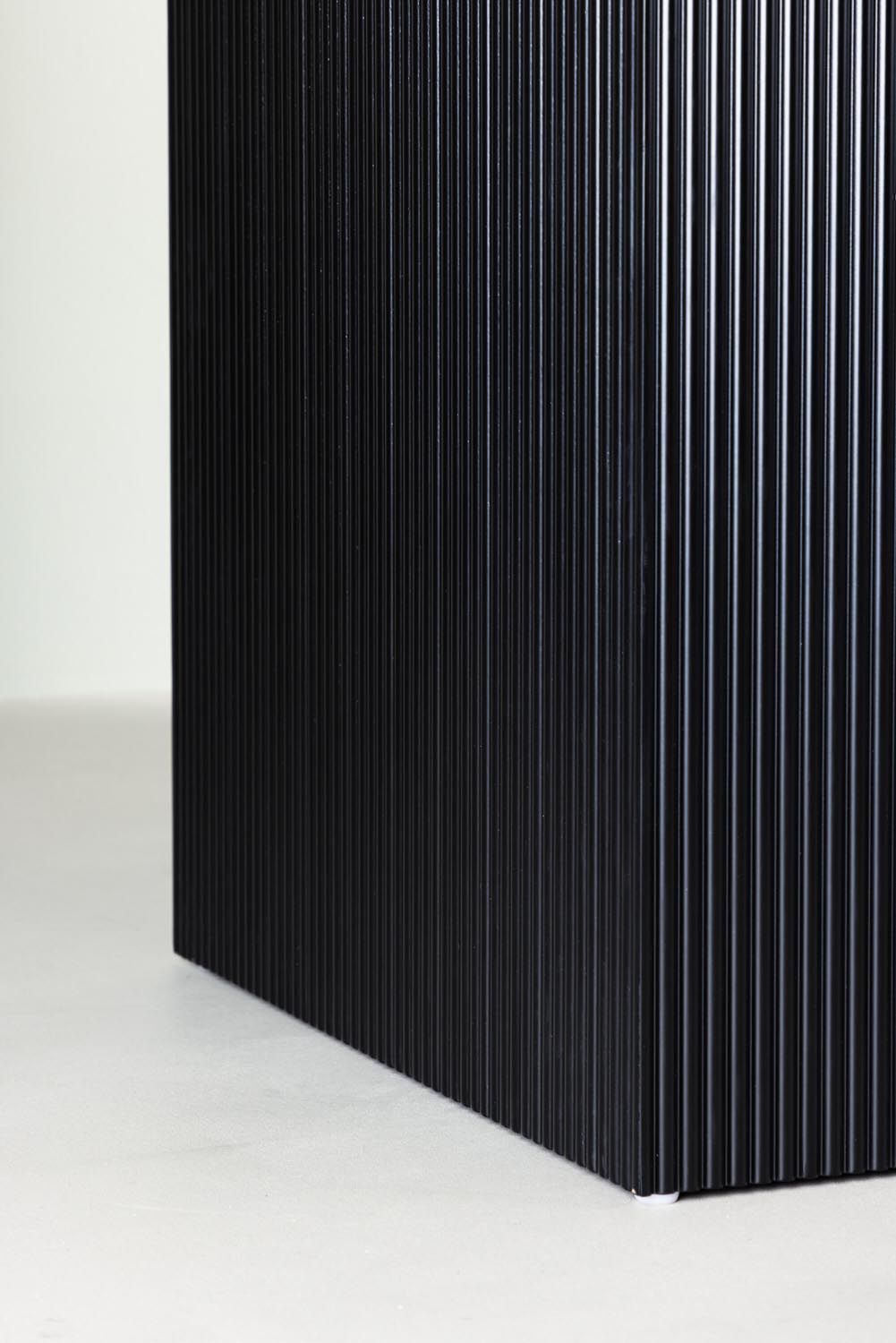 Matilda Esstisch ausziehbar in Schwarz präsentiert im Onlineshop von KAQTU Design AG. Esstisch ist von Venture Home