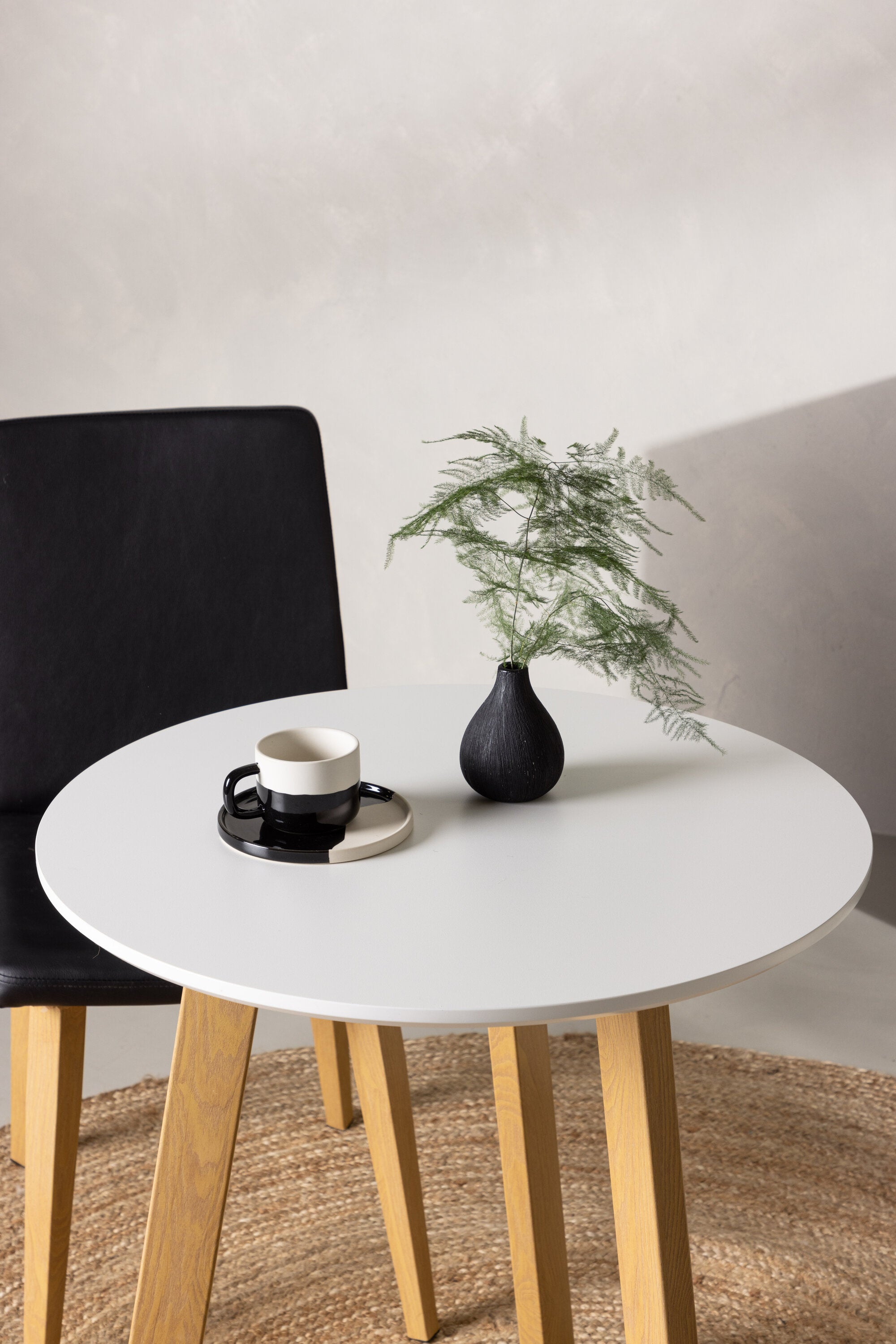 Leonora Tisch in Weiss präsentiert im Onlineshop von KAQTU Design AG. Esstisch ist von Venture Home