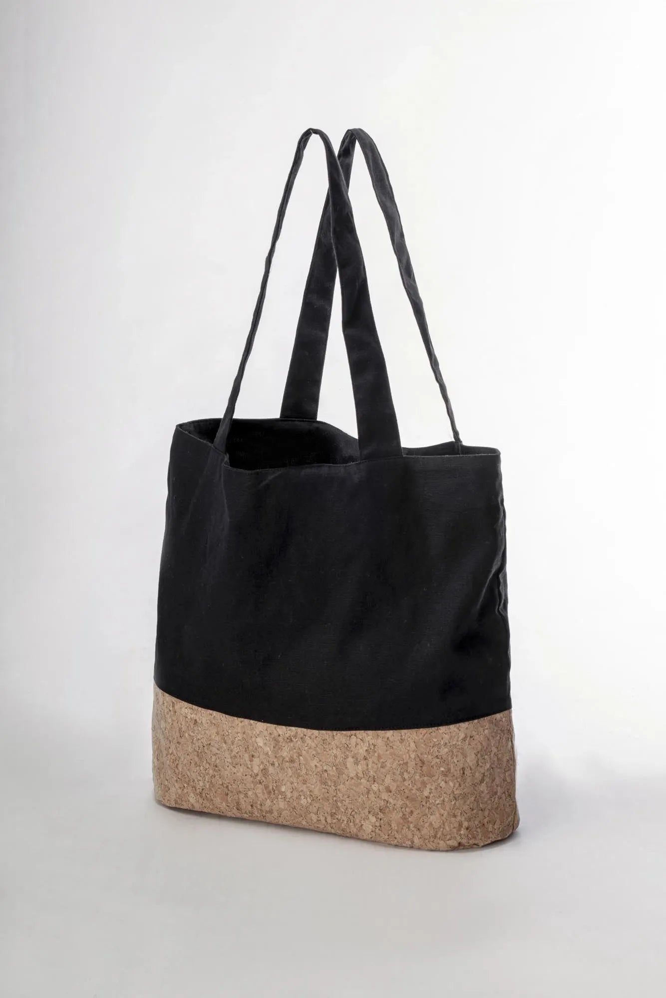 Stilvolle, nachhaltige Everyday Bag aus Jute und Kork, 42x36x13cm, 20L. Perfekt für Einkäufe und Picknicks. Pflegeleicht und elegant.