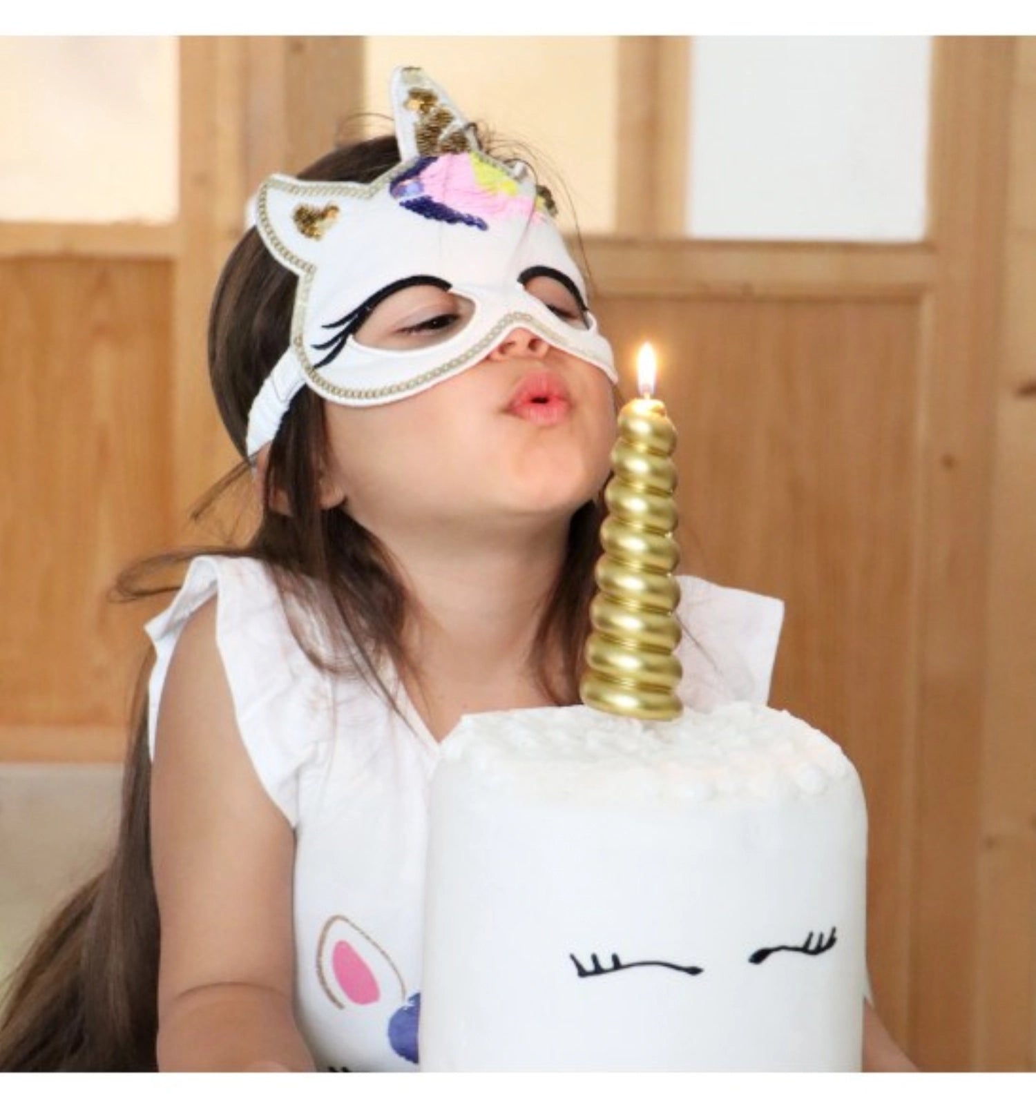 Prächtige XXL Kerze in Einhorn-Horn-Form, goldfarben, perfekt für besondere Feiern und fantasievolle Raumgestaltung.