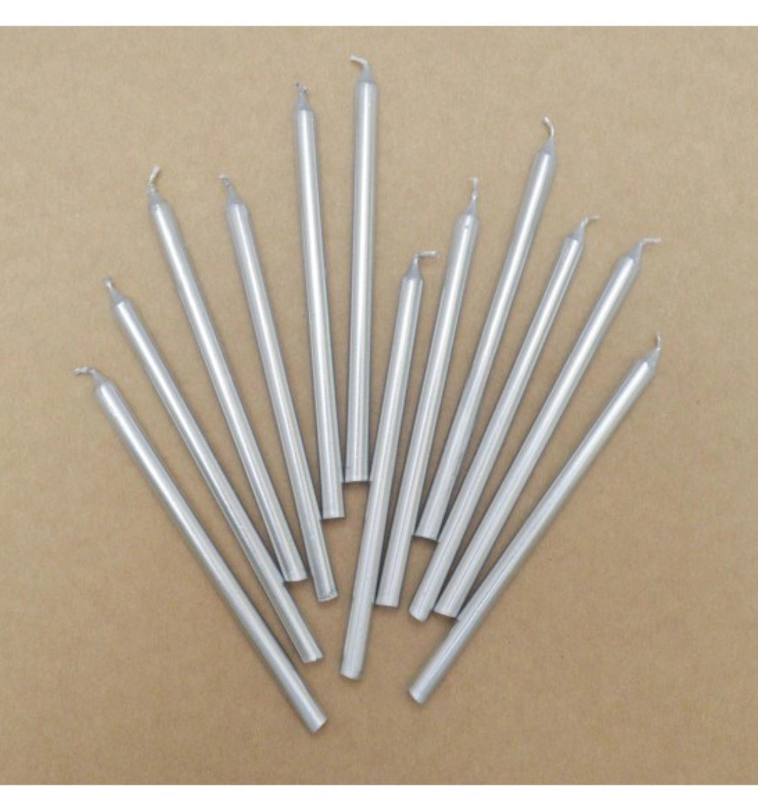 Stilvolles 12er Set silberner Kerzen (12cm) von Scrap Cooking. Perfekt für jede Feier, schafft eine einladende Atmosphäre und setzt elegante Akzente.