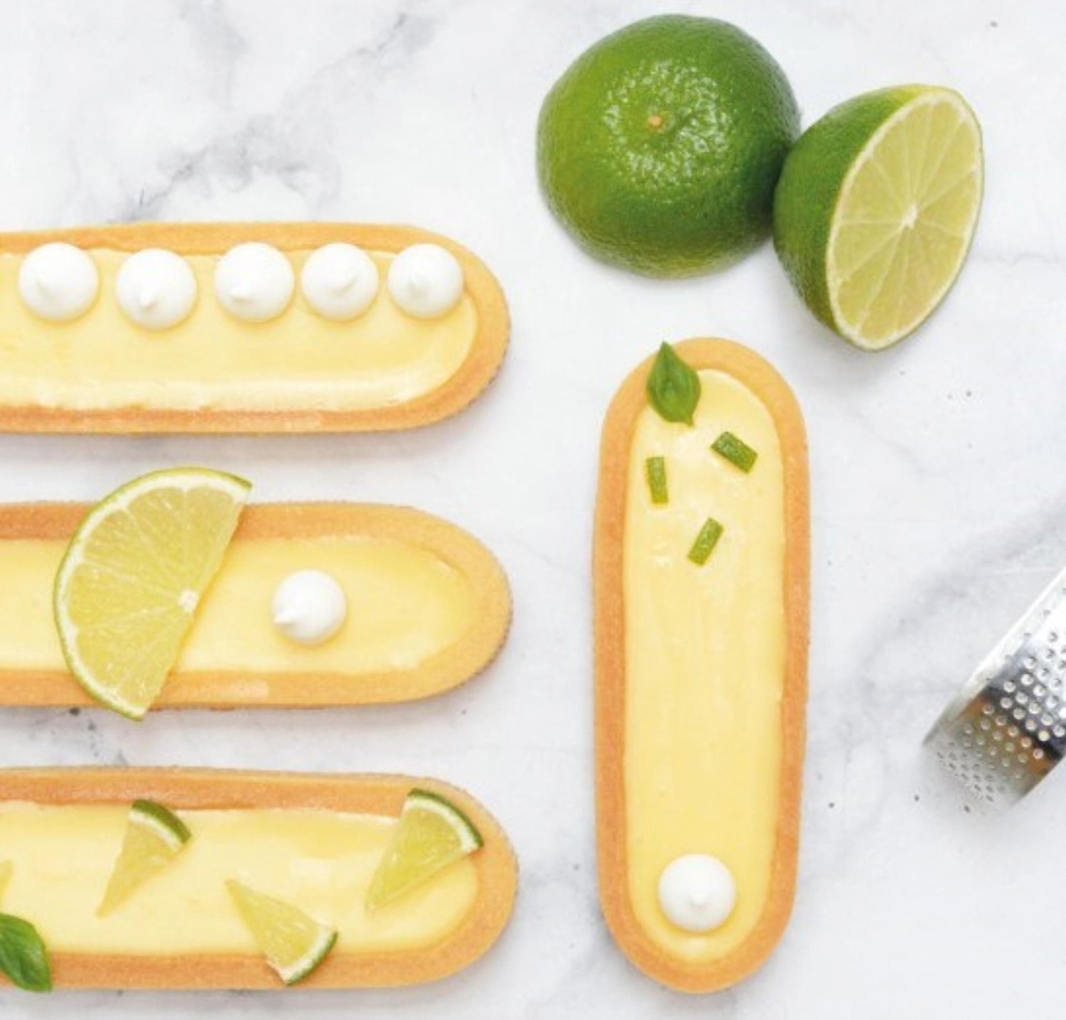 Set aus 4 ovalen Tortenringen (15x4cm) mit Perforationen von Scrap Cooking, ideal für kreative Backprojekte und Tortenformen.