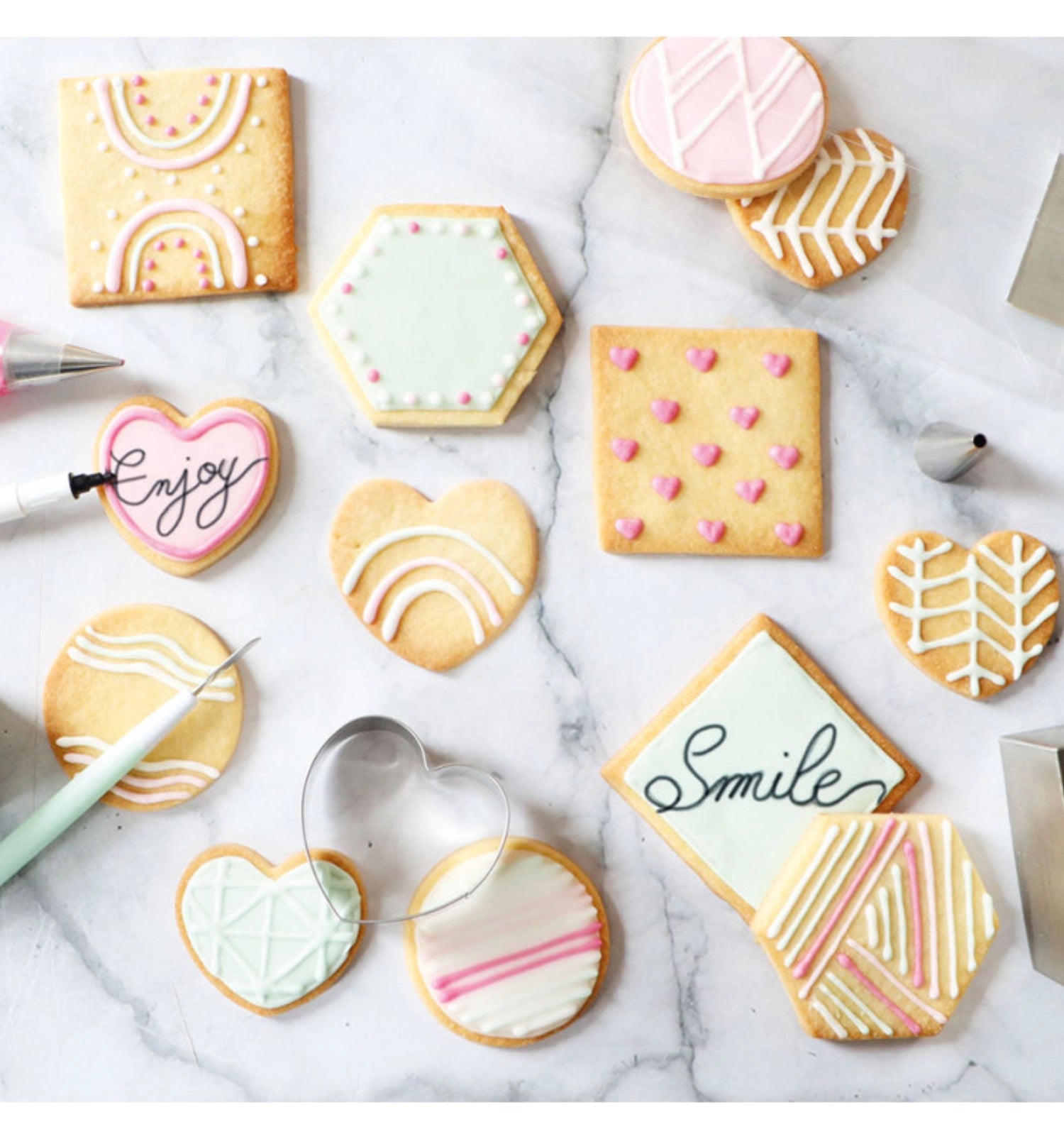 Set aus drei hochwertigen Edelstahltüllen für das kunstvolle Dekorieren von Gebäck, ideal für Torten, Cupcakes und mehr.