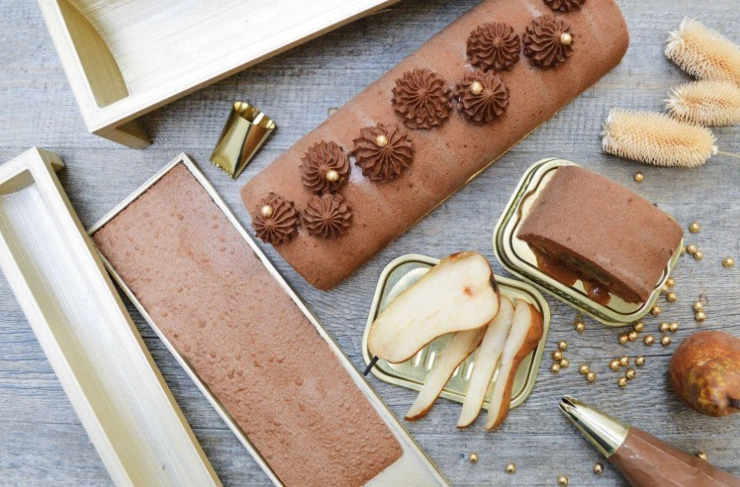 Elegante Buche Box mit Silikonformen für kreative Backideen.