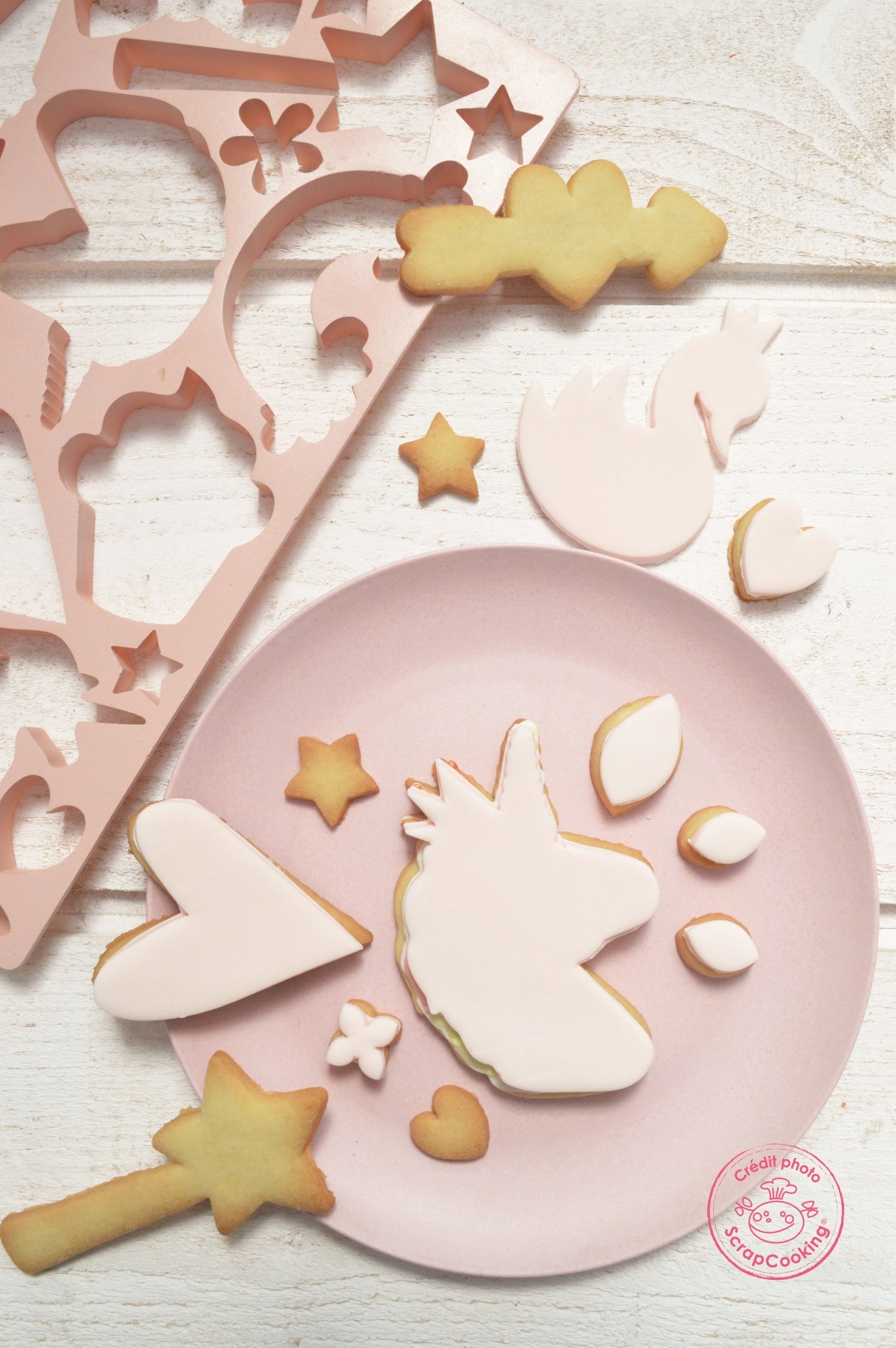 Bunte Ausstechplatte in Einhorn-Form von Scrap Cooking, ideal für fantasievolle Backprojekte und süße Leckereien für Kinder und Einhorn-Liebhaber.