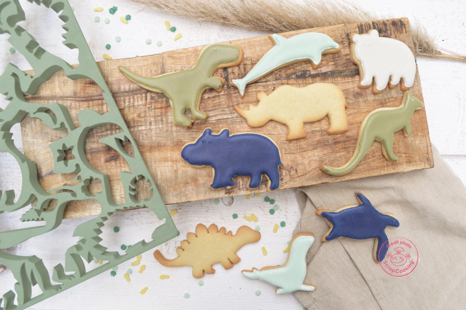 Bunte Ausstechplatte mit niedlichen Tierformen von Scrap Cooking, ideal für das Backen von Plätzchen und für festliche Anlässe.