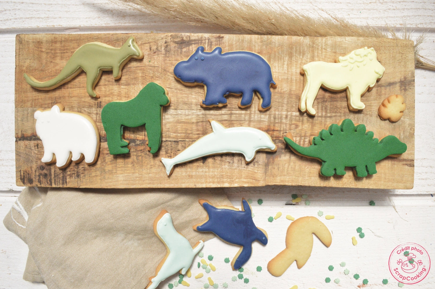 Verspielte Ausstechplatte mit verschiedenen Tiermotiven von Scrap Cooking, perfekt zum Ausstechen von Keksen für Kindergeburtstage und Feiern.
