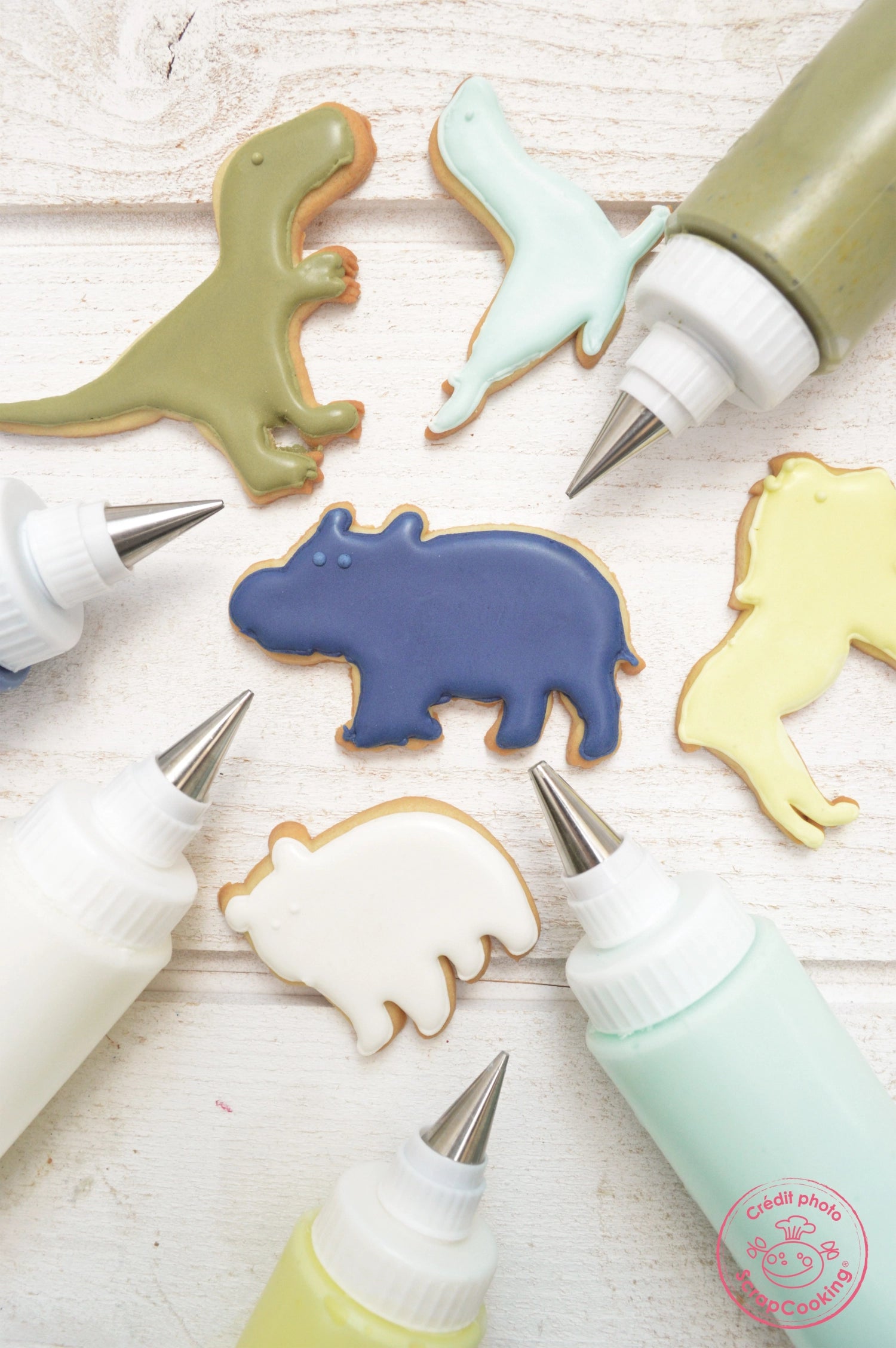Bunte Ausstechplatte mit niedlichen Tierformen von Scrap Cooking, ideal für kreative Keksdesigns bei Kinderfesten und Backevents.