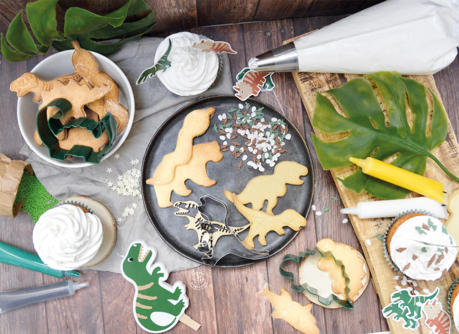 Set aus vier Dino-Ausstechern in lebhaftem Grün, ideal für kreative Backprojekte und Kindergeburtstage. Perfekt für Kekse und Plätzchen.