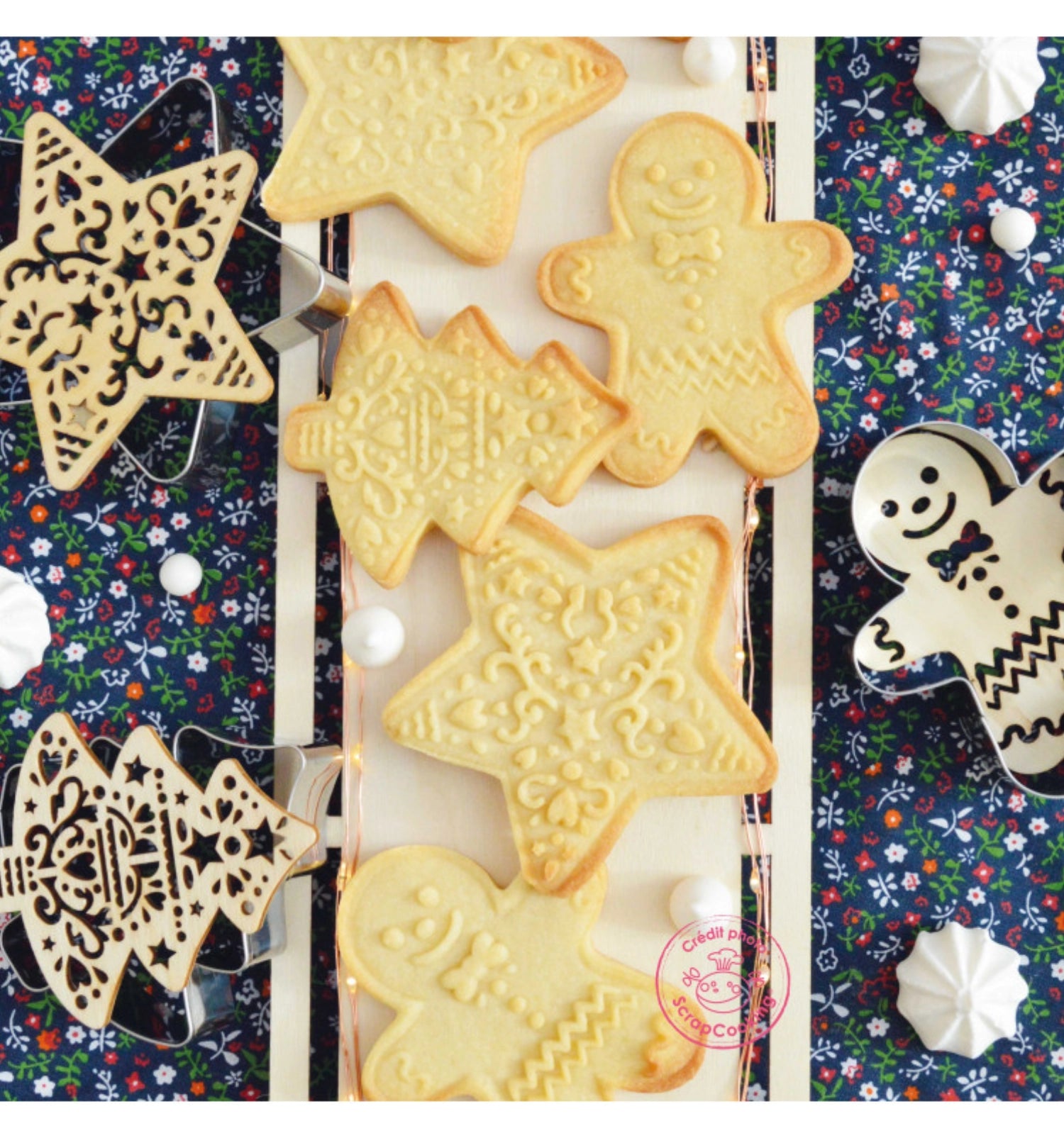 Sternförmige Ausstechform und Holzpräger von Scrap Cooking, ideal für das Backen von festlichen Keksen und Weihnachtsgebäck.