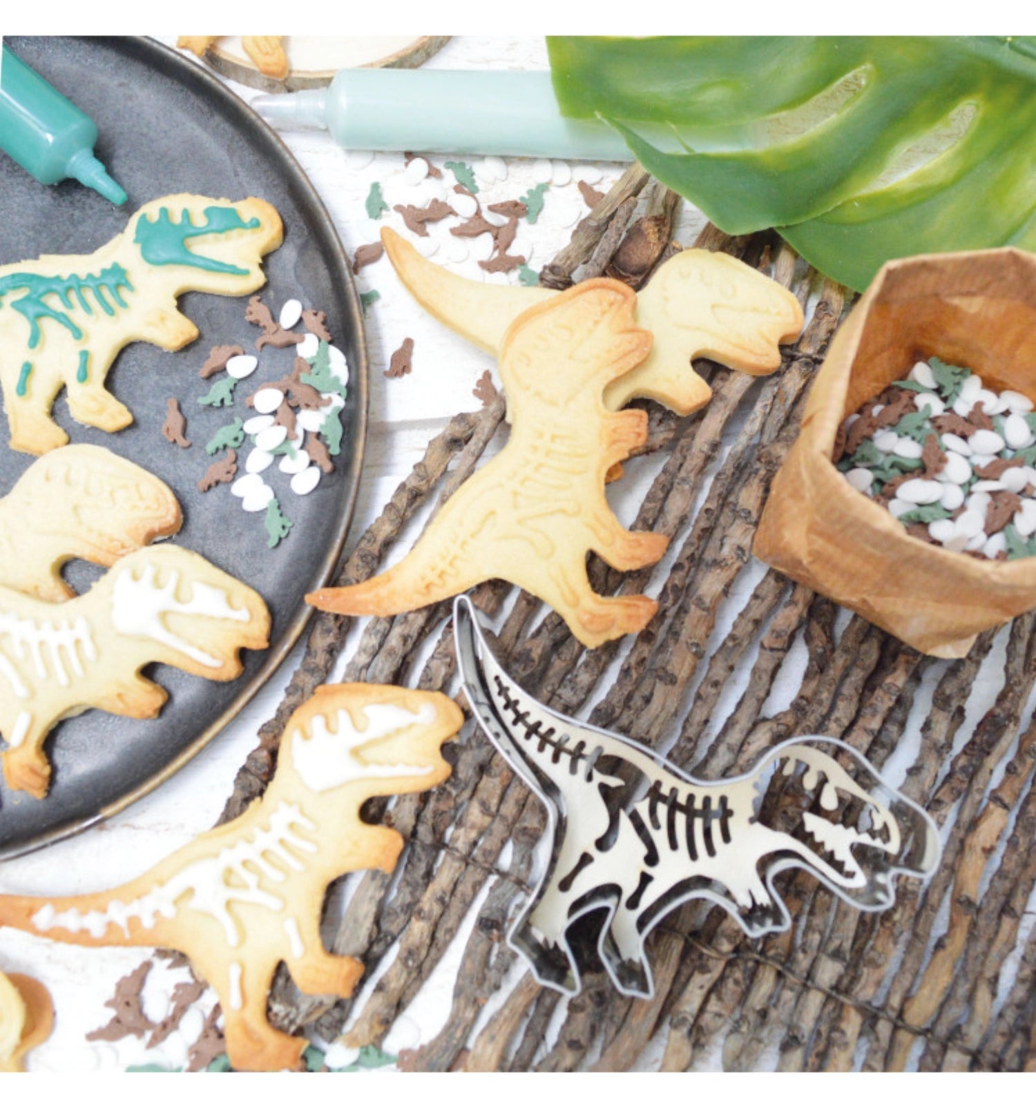 Dino Ausstechform und Holzpräger von Scrap Cooking, ideal für originelle Keksdekorationen und fantasievolle Backideen.