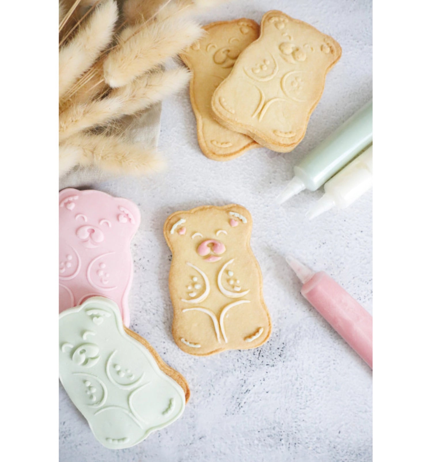 Gestalten Sie mit der Scrap Cooking Teddybär Ausstechform und Holzpräger süße Kekse. Perfekt für kreative Back- und Bastelstunden!