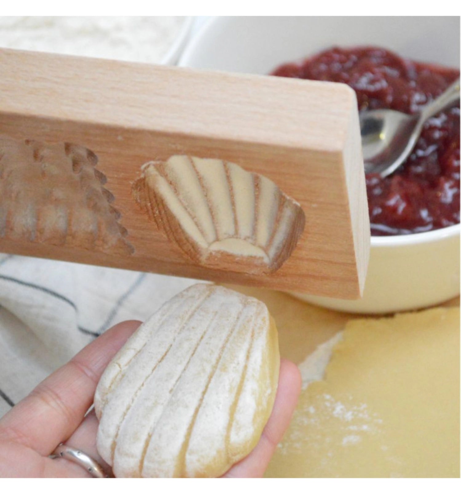 Praktische Holzform für die Zubereitung von gefüllten Keksen, Maße 20x10x2cm, perfekt für Backliebhaber und kreative Küchenideen.