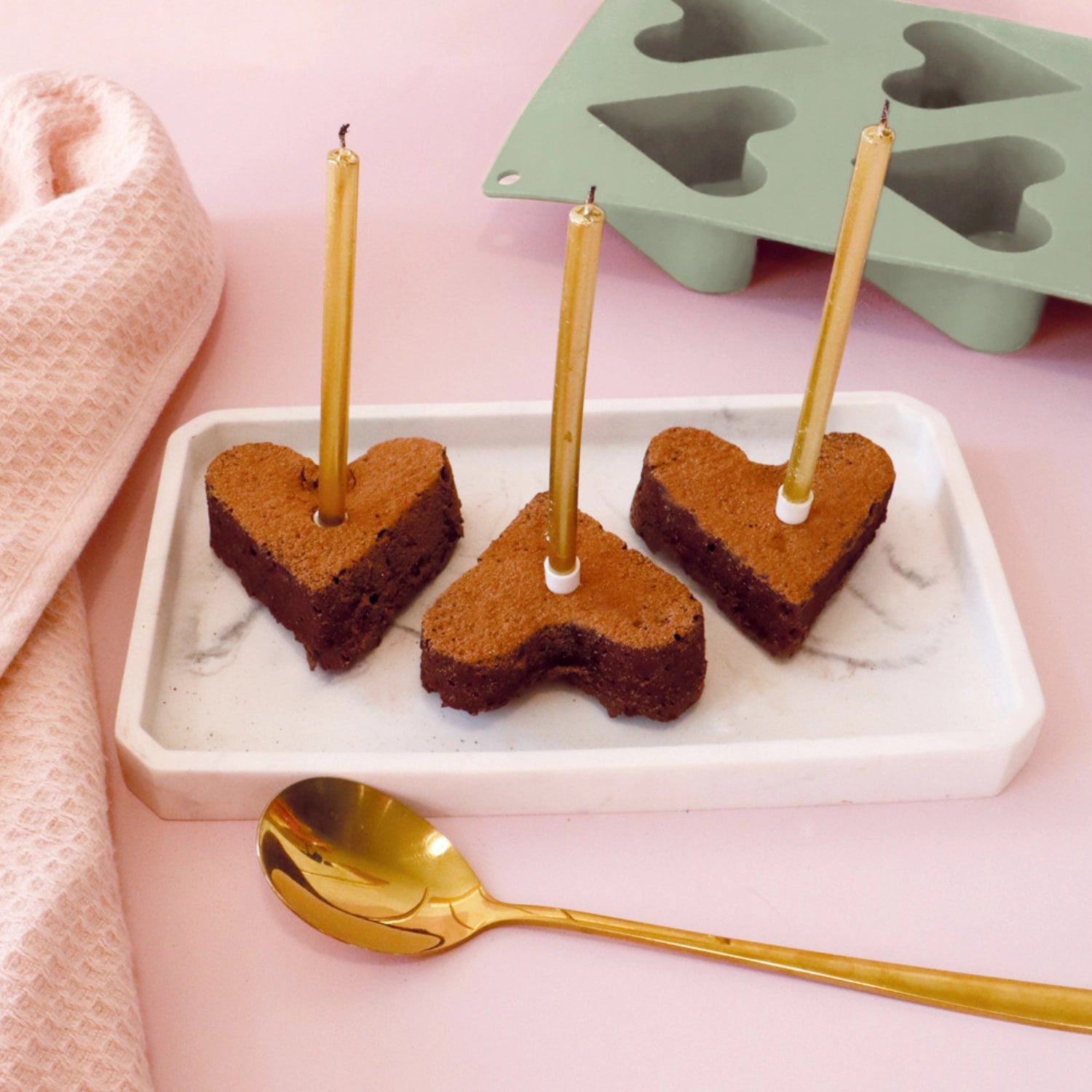 Bunte Silikonform mit 8 herzförmigen Fächern, ideal für das Backen von herzlichen Leckereien und kreativen Desserts für jeden Anlass.