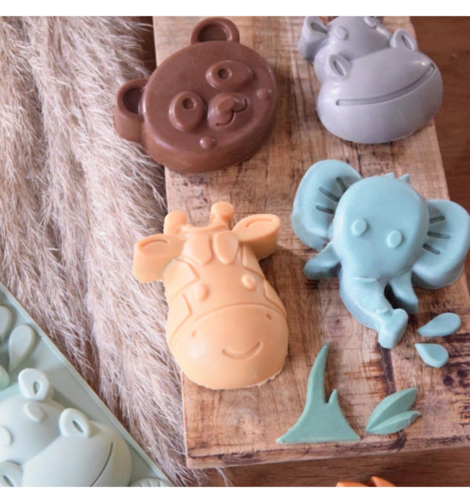 Bunte Silikonbackform Jungle von Scrap Cooking, ideal für kreative Backprojekte mit tierischen Motiven und einfacher Handhabung.