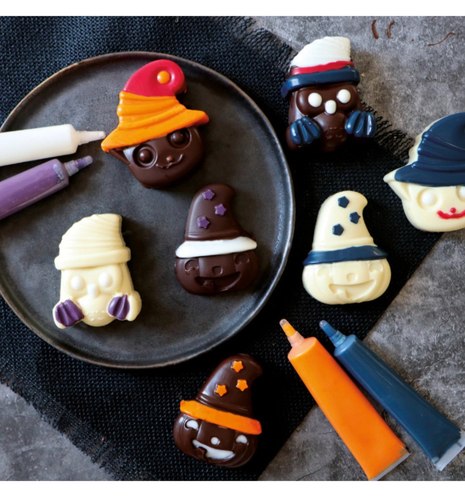 Gestalten Sie gruselige Leckereien mit der 8er Silikon Backform Halloween von Scrap Cooking! Flexibel, langlebig und ideal für jede Halloween-Feier.