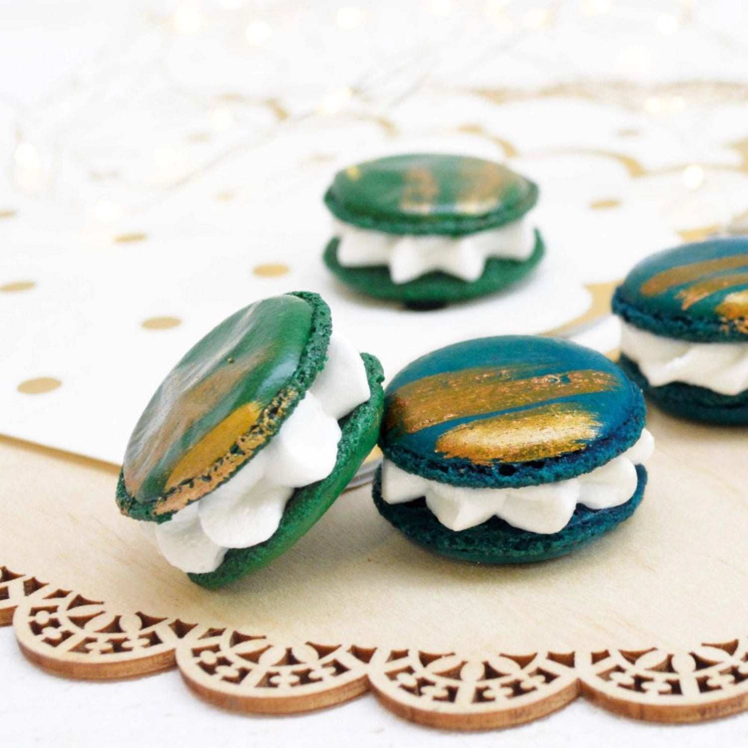 Praktische Macaron Matte in 30x40cm mit 48 Silikonformen, ideal für das einfache und präzise Backen von köstlichen Macarons.