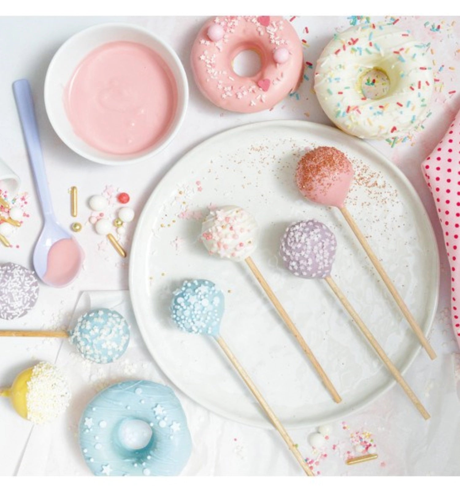 Silikonbackform für 15 Mini Pop Cakes von Scrap Cooking, ideal für kreative Backprojekte und süße Snacks. Flexibel und leicht zu reinigen.