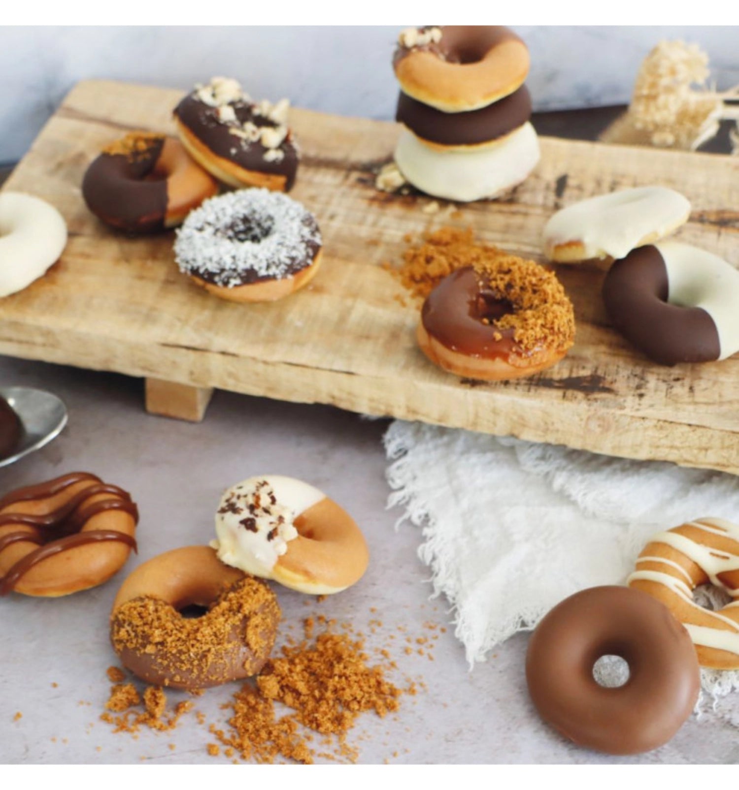 Die Donuts Factory von Scrap Cooking ermöglicht die mühelose Herstellung von leckeren, selbstgemachten Donuts in vielfältigen Variationen.