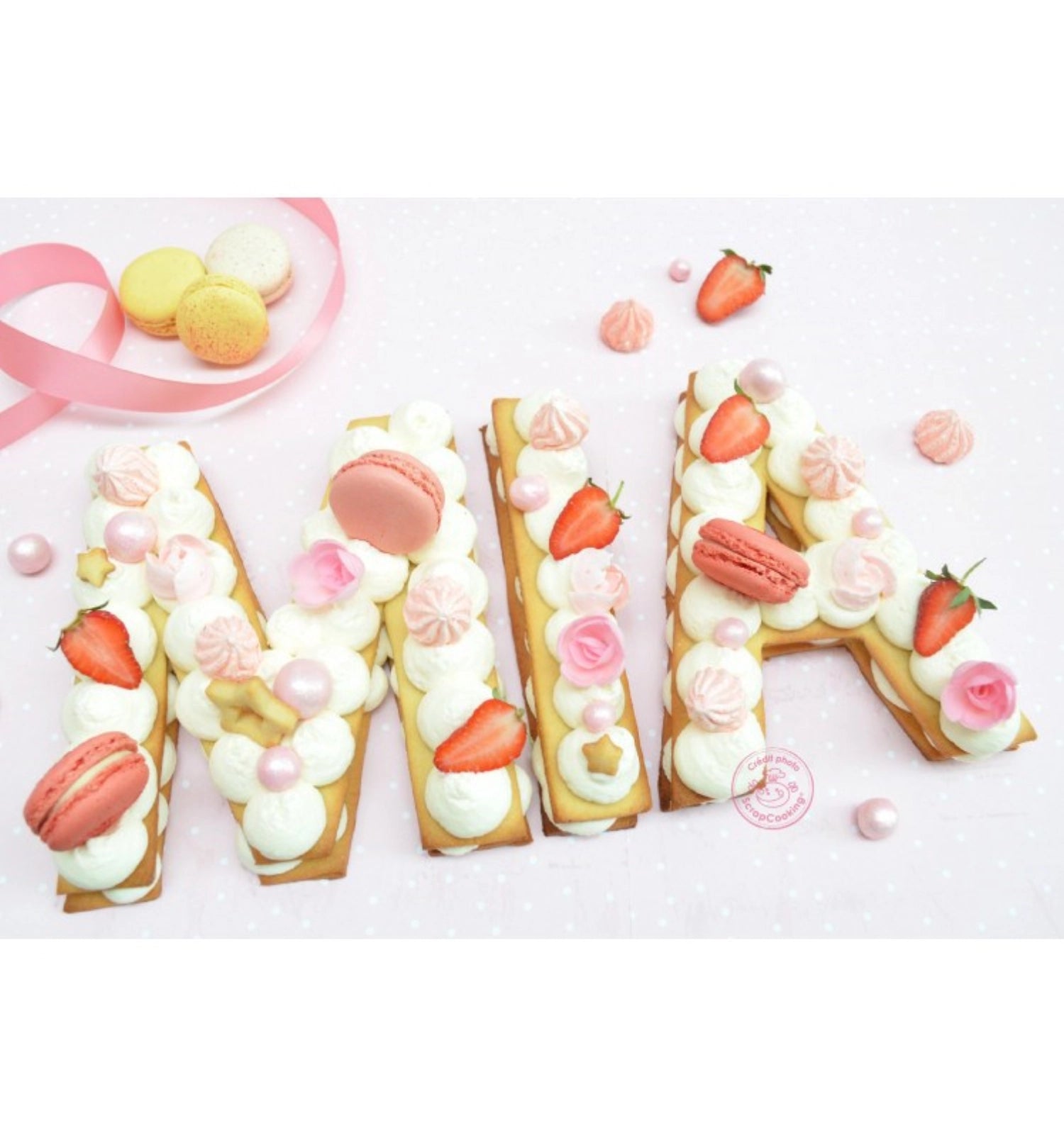 Letter Cake 26 Kunststoffschablonen von Scrap Cooking für kreative Tortendekoration, ideal für personalisierte Kuchen und Backprojekte.