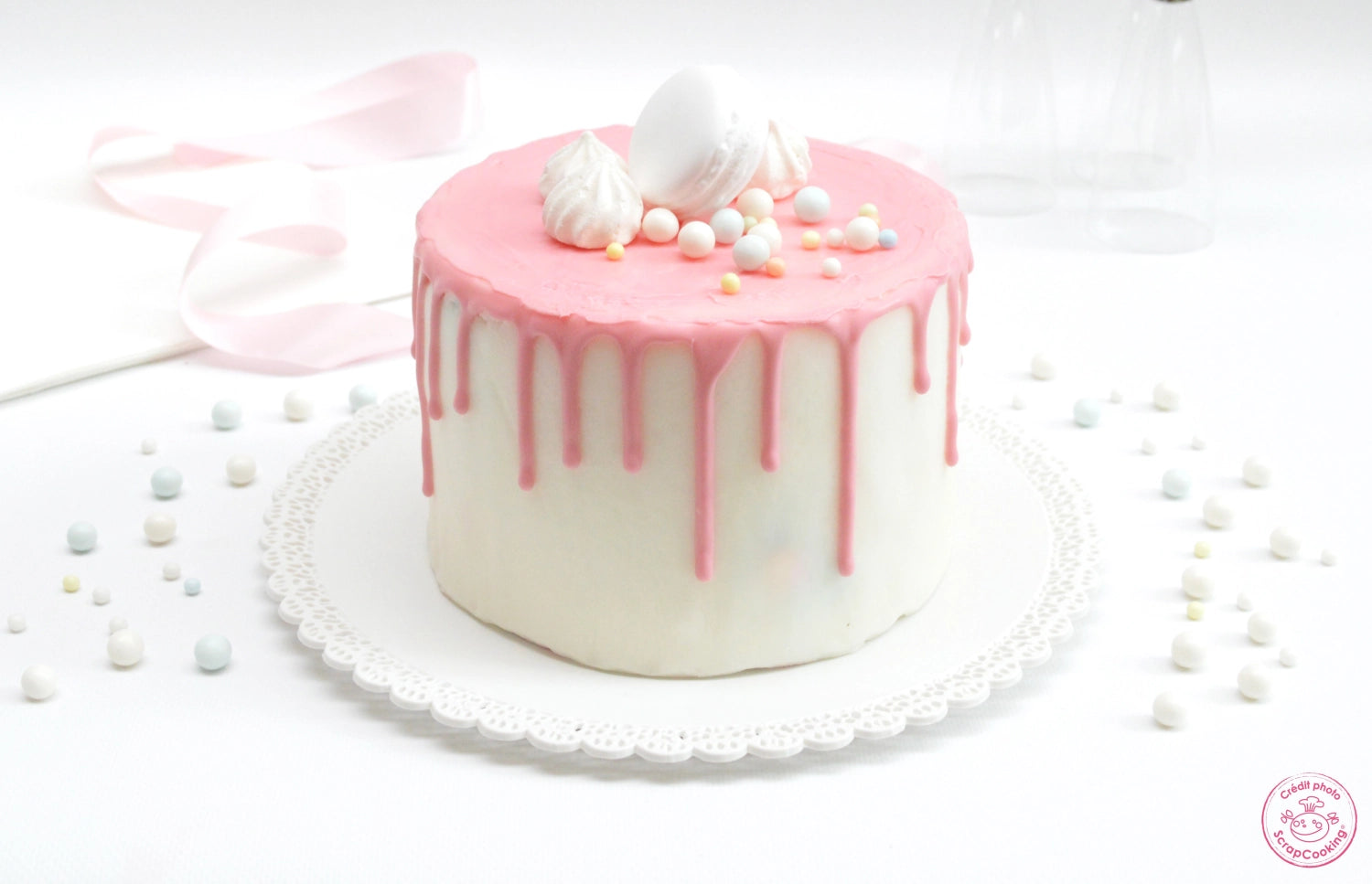 Leckere rosa Schokoladenglasur für Drip Cakes, 130g von Scrap Cooking, perfekt für kreative Backideen und süße Verzierungen.