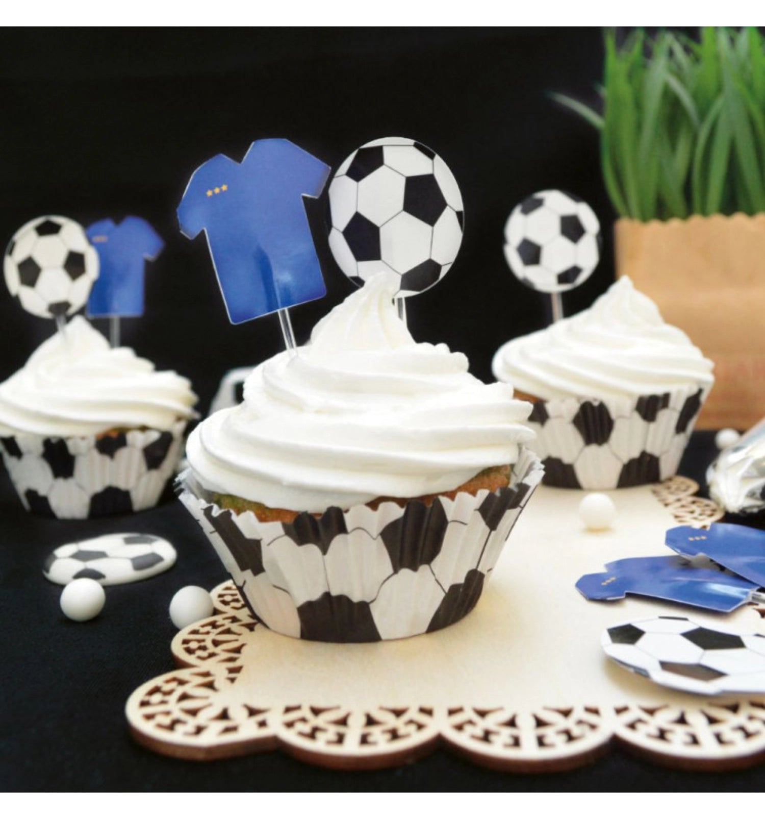 Vielseitiges Set mit 24 farbenfrohen Muffinförmchen und Dino-Toppers von Scrap Cooking, perfekt für Kindergeburtstage und kreative Backideen.