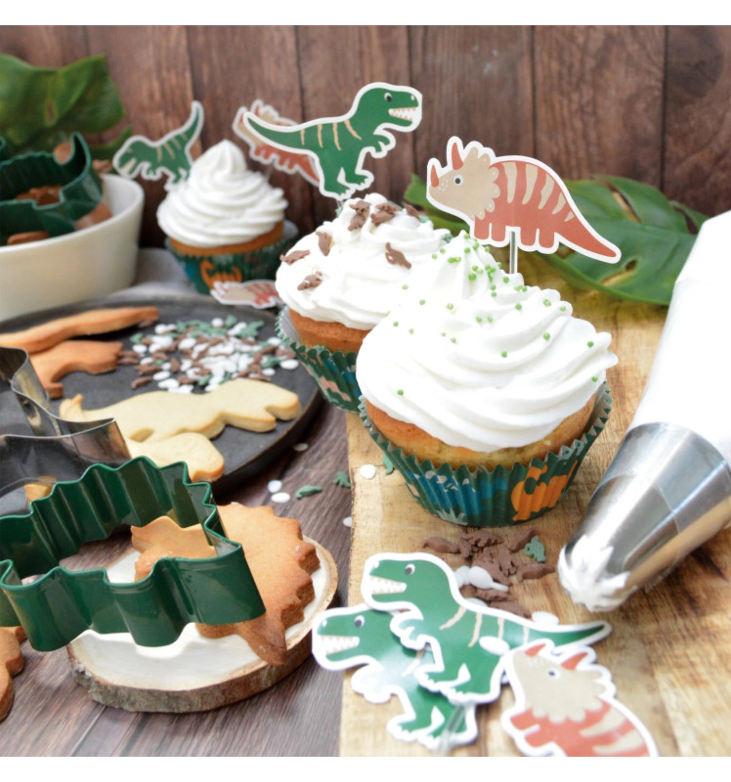 Vielseitiges Set mit 24 bunten Muffinförmchen und Dino Cake Toppers von Scrap Cooking, perfekt für Kindergeburtstage und kreative Backideen.