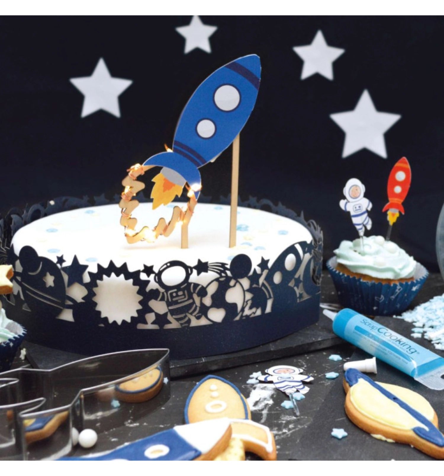 Leuchtender Cake Topper im Weltall-Stil, perfekt für galaktische Torten und besondere Anlässe, bringt festliche Stimmung auf jeden Kuchen.