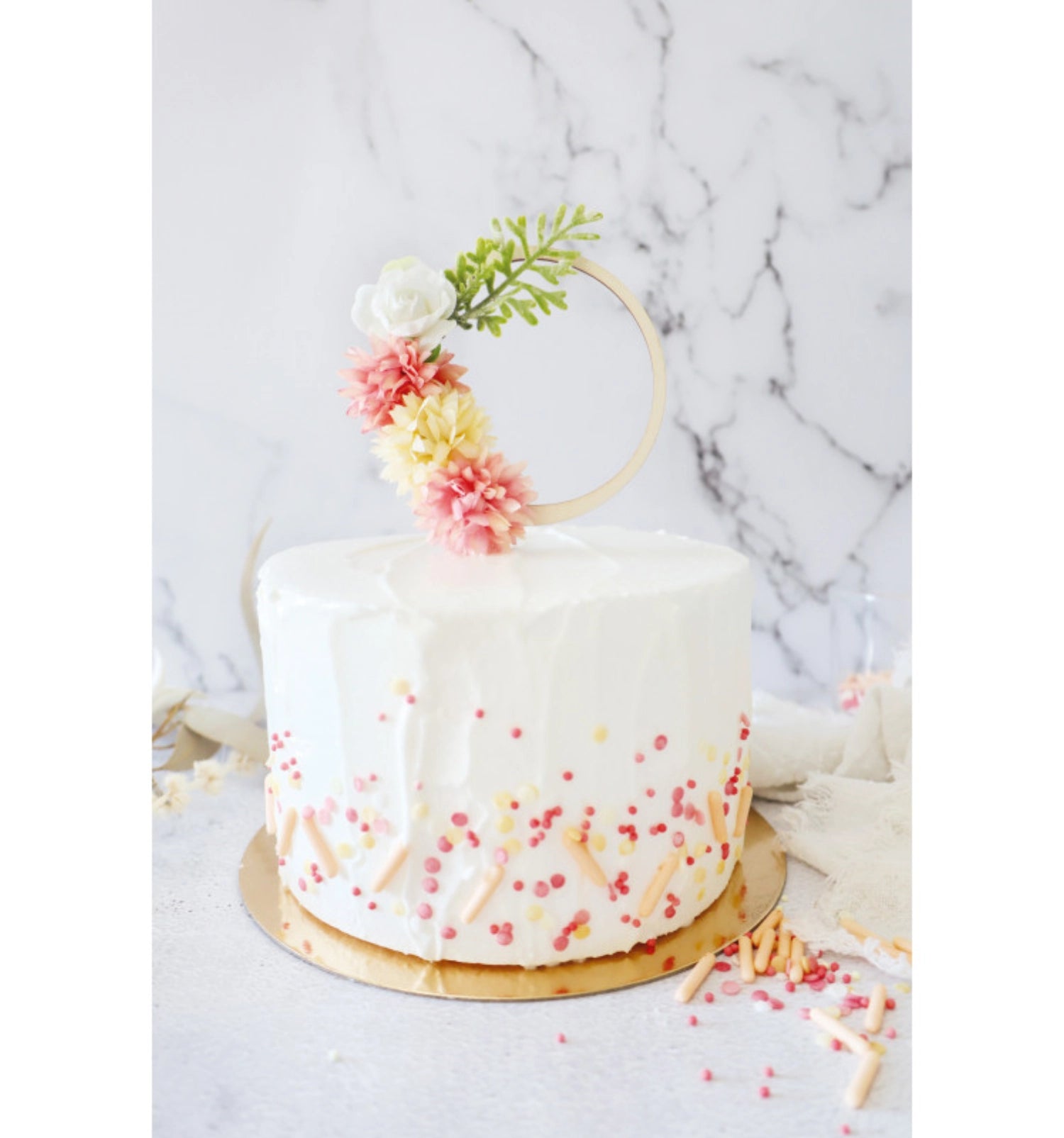 Stilvoller Cake Topper mit einzigartigem Boho-Blumen-Design aus robustem Holz. Ideal für unvergessliche Kuchen bei jedem Anlass.