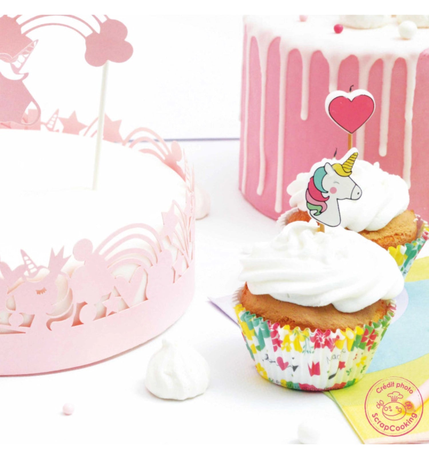 Farbenfrohes Muffin-Set mit 24 Förmchen und 24 Einhorn-Cake Toppers von Scrap Cooking, perfekt für festliche Anlässe und Kinderfeiern.