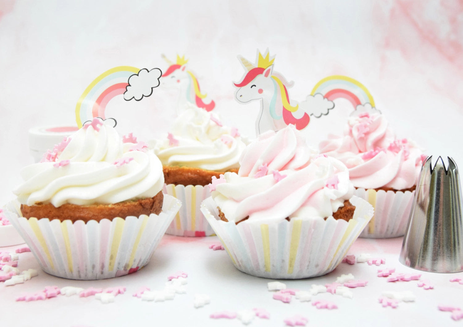 Buntes Muffin-Set mit 24 Förmchen und 24 Einhorn-Cake Toppers von Scrap Cooking, ideal für kreative Backprojekte und zauberhafte Feiern.