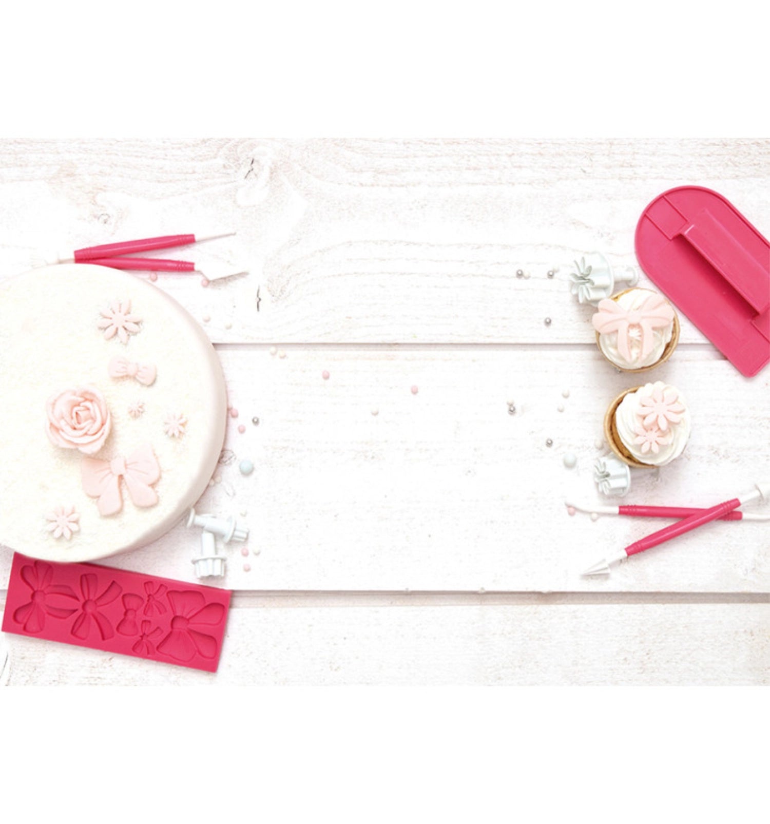Verleihen Sie Ihren Backwaren mit dem 4er Stanzset Blumen von Scrap Cooking eine florale Note. Perfekt für kreative Fondant-Dekorationen!