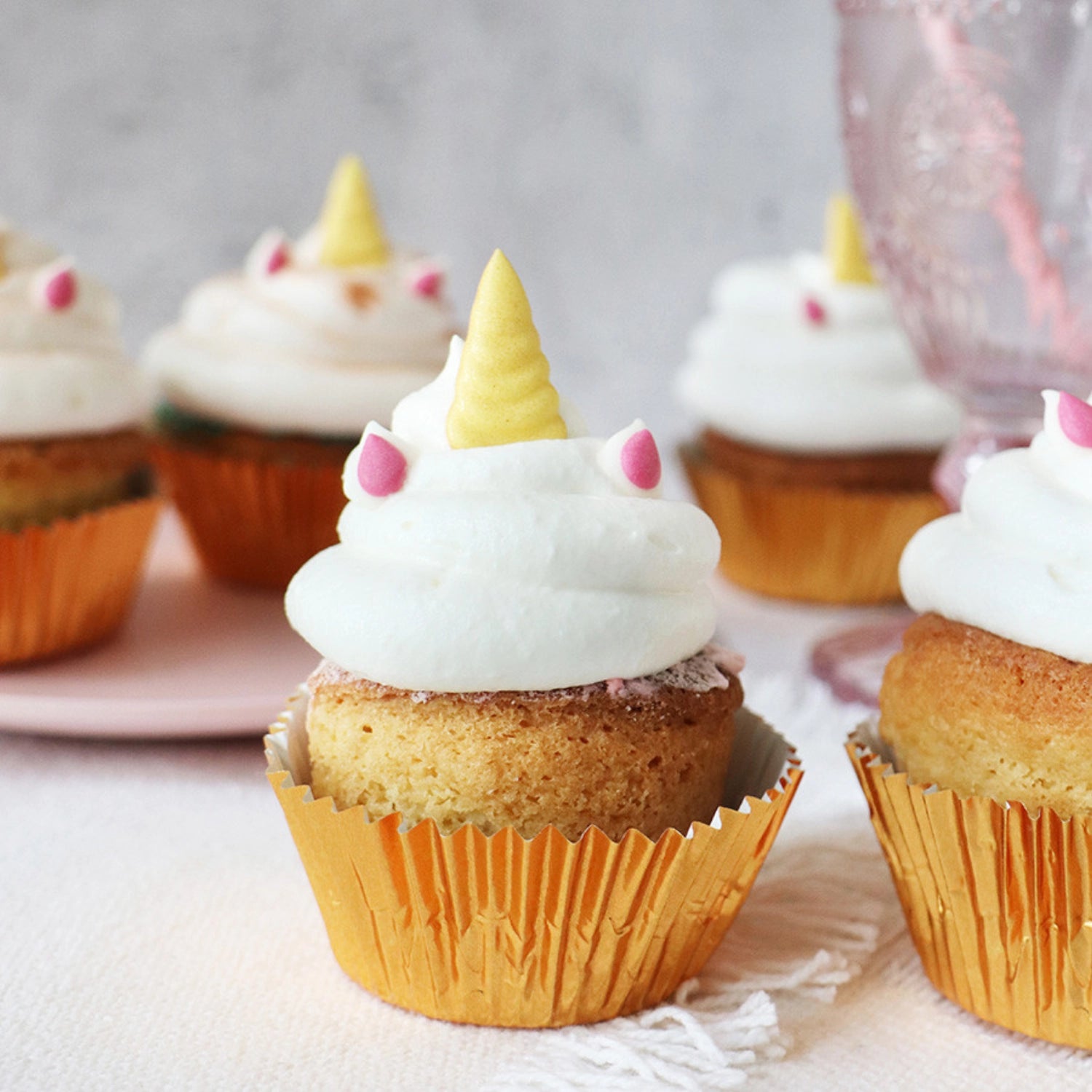 Sechs farbenfrohe Zucker-Einhorn-Hörner für kreative Backideen, ideal für Feiern und besondere Anlässe, von Scrap Cooking.