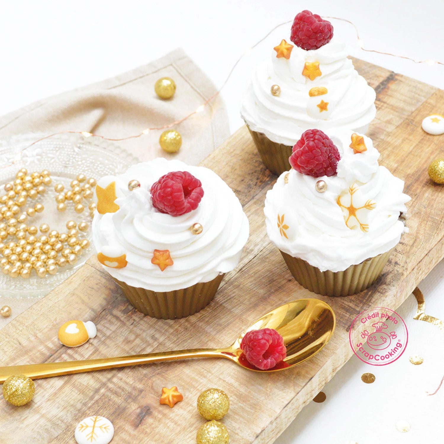 Goldene Zucker Deko für winterliche Backkreationen von Scrap Cooking, ideal zum Verzieren von Plätzchen und Torten in der kalten Jahreszeit.