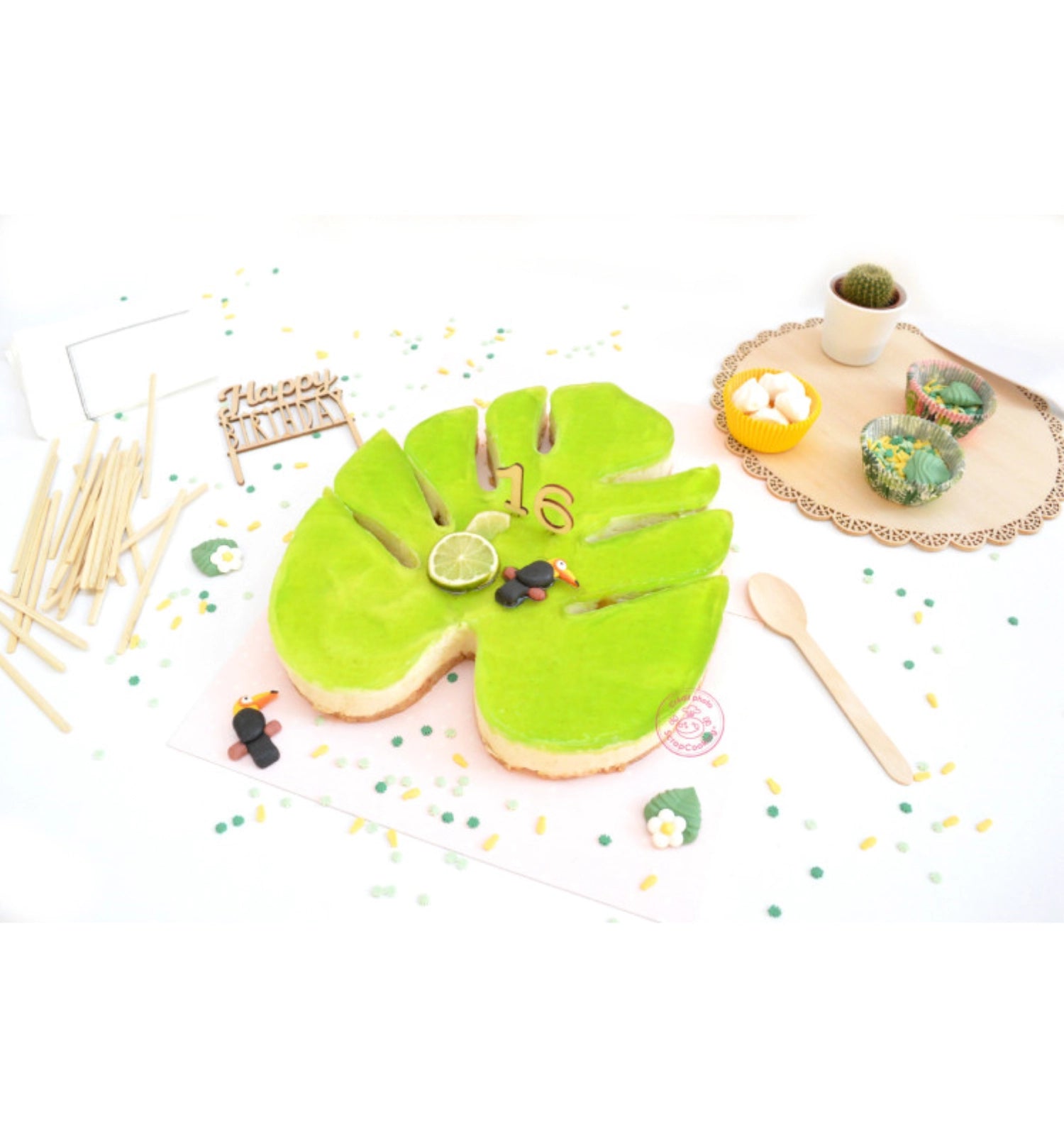 Bunte Zucker-Dekorationen im tropischen Design, ideal für die kreative Gestaltung von Kuchen und Süßspeisen bei Festlichkeiten.