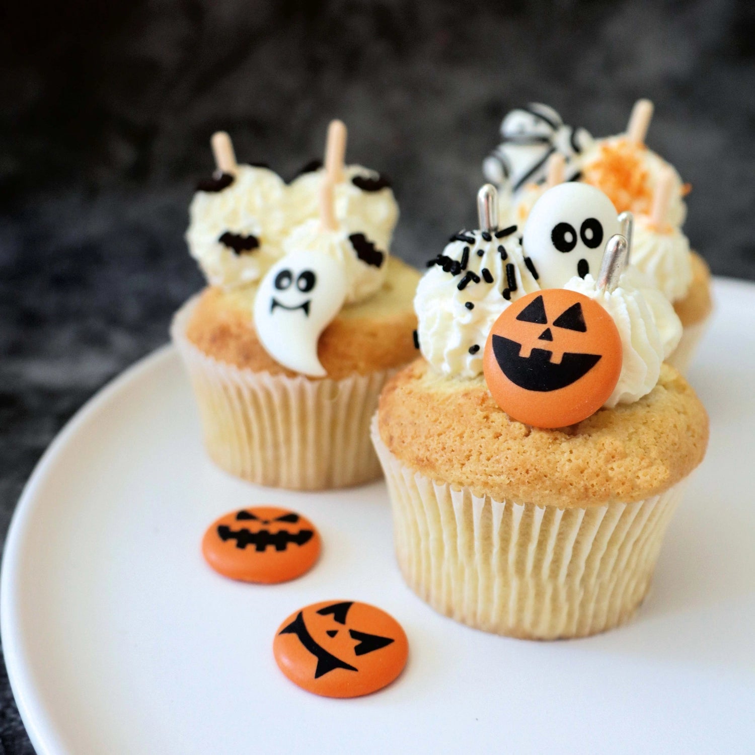 Bunte Zucker-Dekorationen für Halloween von Scrap Cooking, perfekt zum Verzieren von Desserts und für festliche Anlässe.