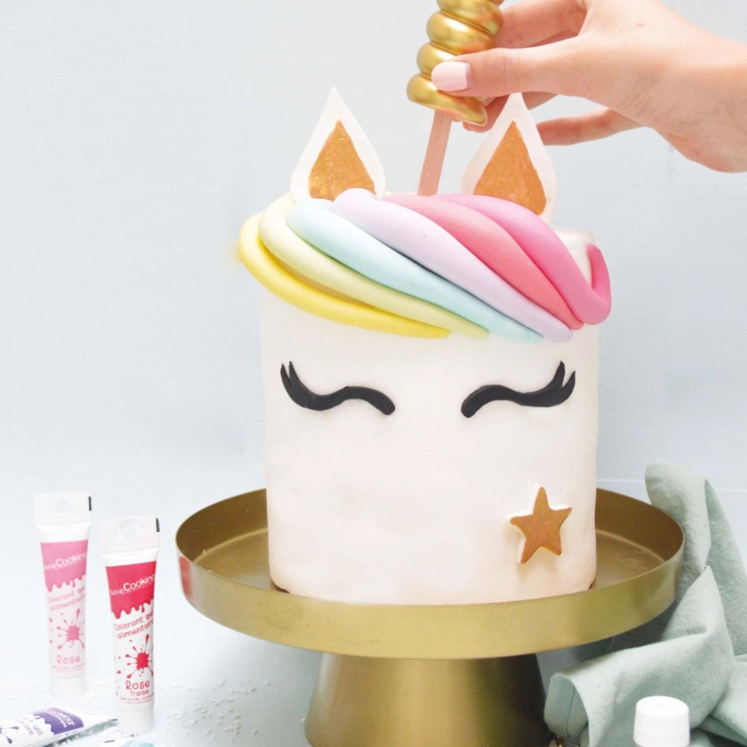 Fuchsia Zuckerpaste 250g von Scrap Cooking, perfekt zum Dekorieren von Kuchen und Süßigkeiten, für kreative Backprojekte.