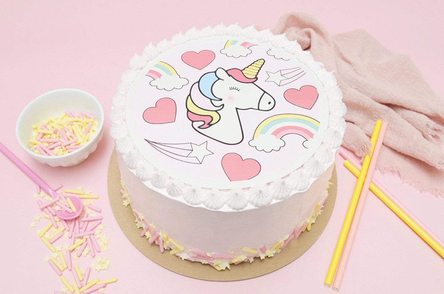 Bunter Tortenaufleger aus Zuckerpaste mit Einhorn-Motiv, Durchmesser 18 cm, perfekt für kreative Tortendekorationen von Scrap Cooking.