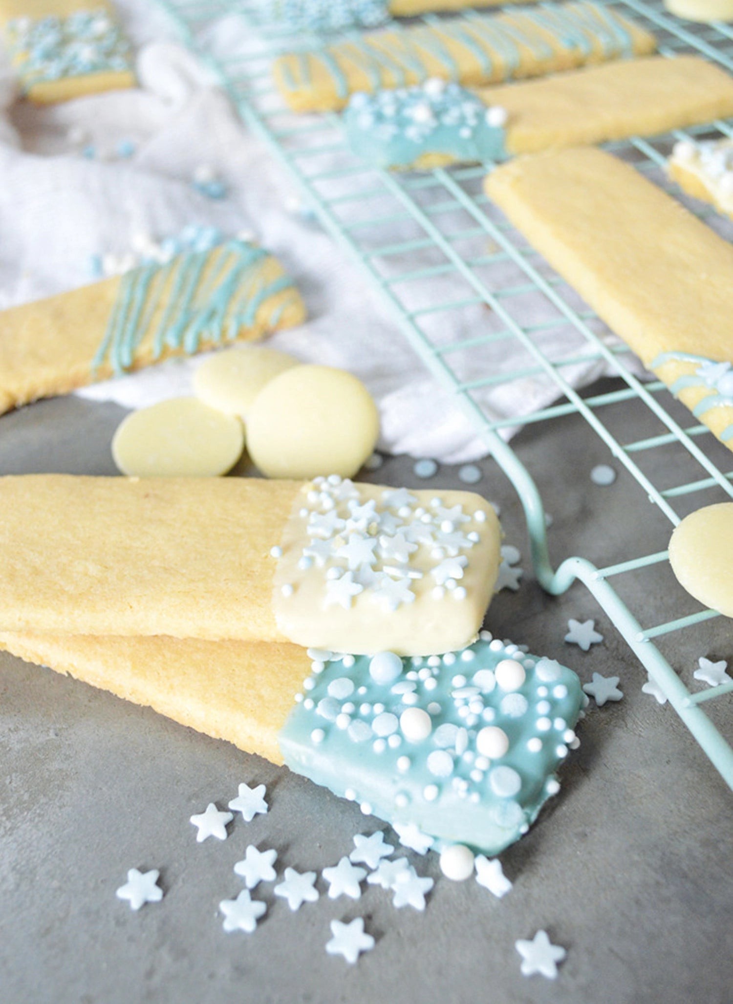 Elegante Deko-Zuckerperlen in Weiß und Blau, 55g, perfekt für die Verzierung von Desserts und Backwaren, ideal für kreative Bastelideen.