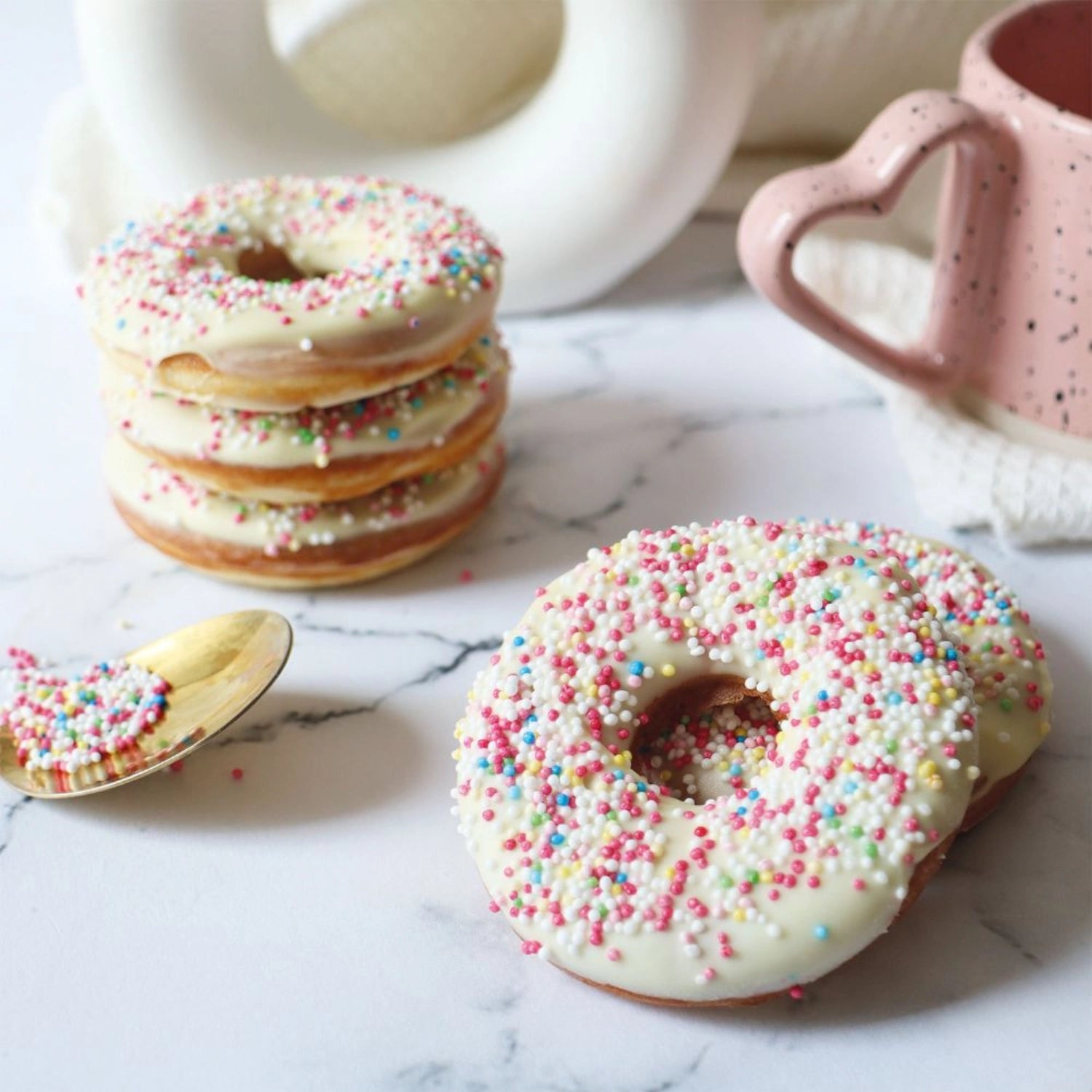 Vielfältige Mini-Zucker-Kugeln in leuchtenden Farben, perfekt für die kreative Verzierung von Torten, Cupcakes und Desserts.