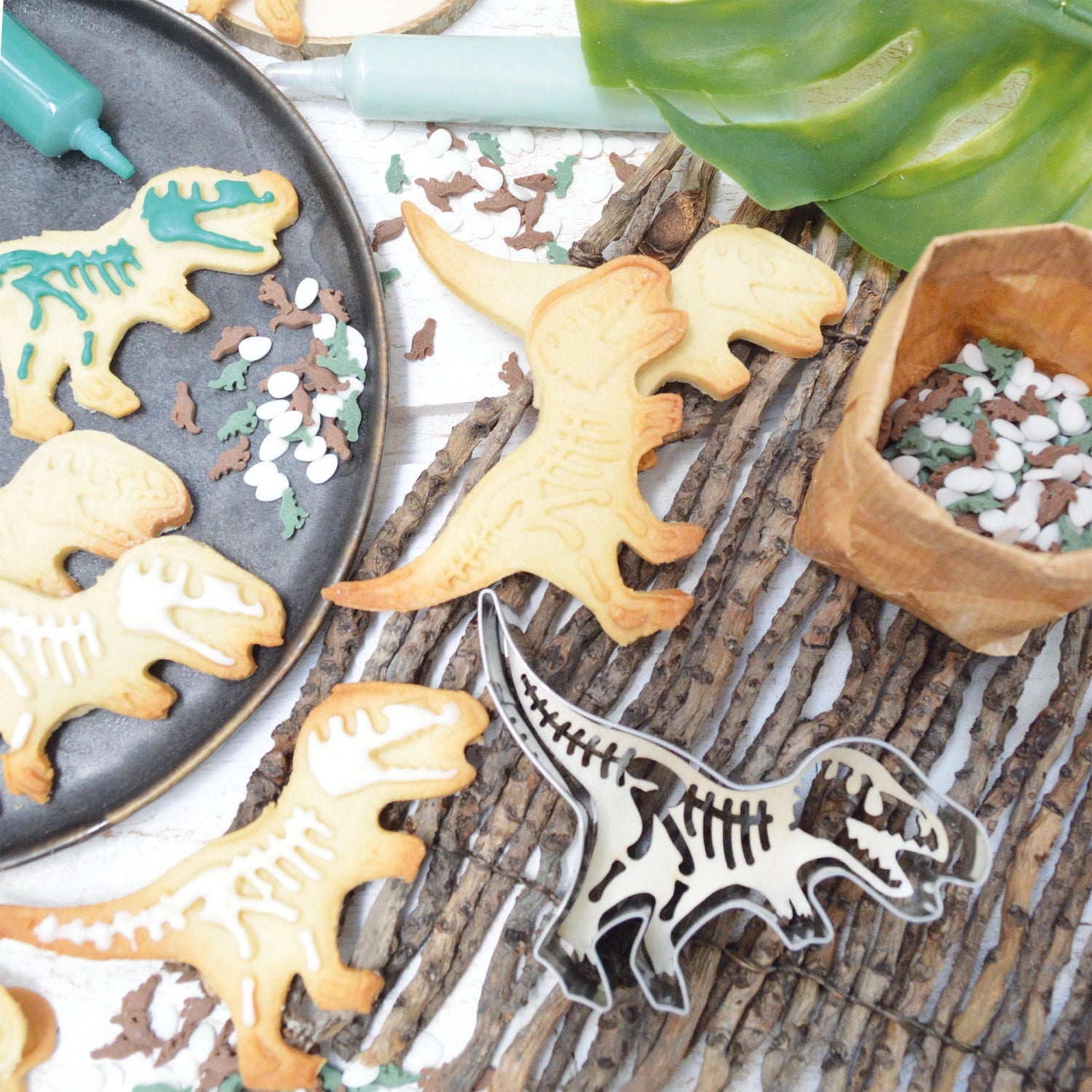 Bunte Dino-Zuckerstreusel von Scrap Cooking, perfekt für kreative Tortendekoration und süße Backprojekte in 55g.