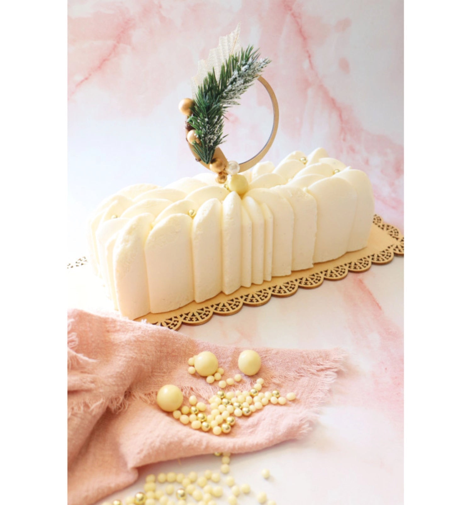 Edle Deko-Perlen aus weißer Schokolade mit goldener Note, 50g.