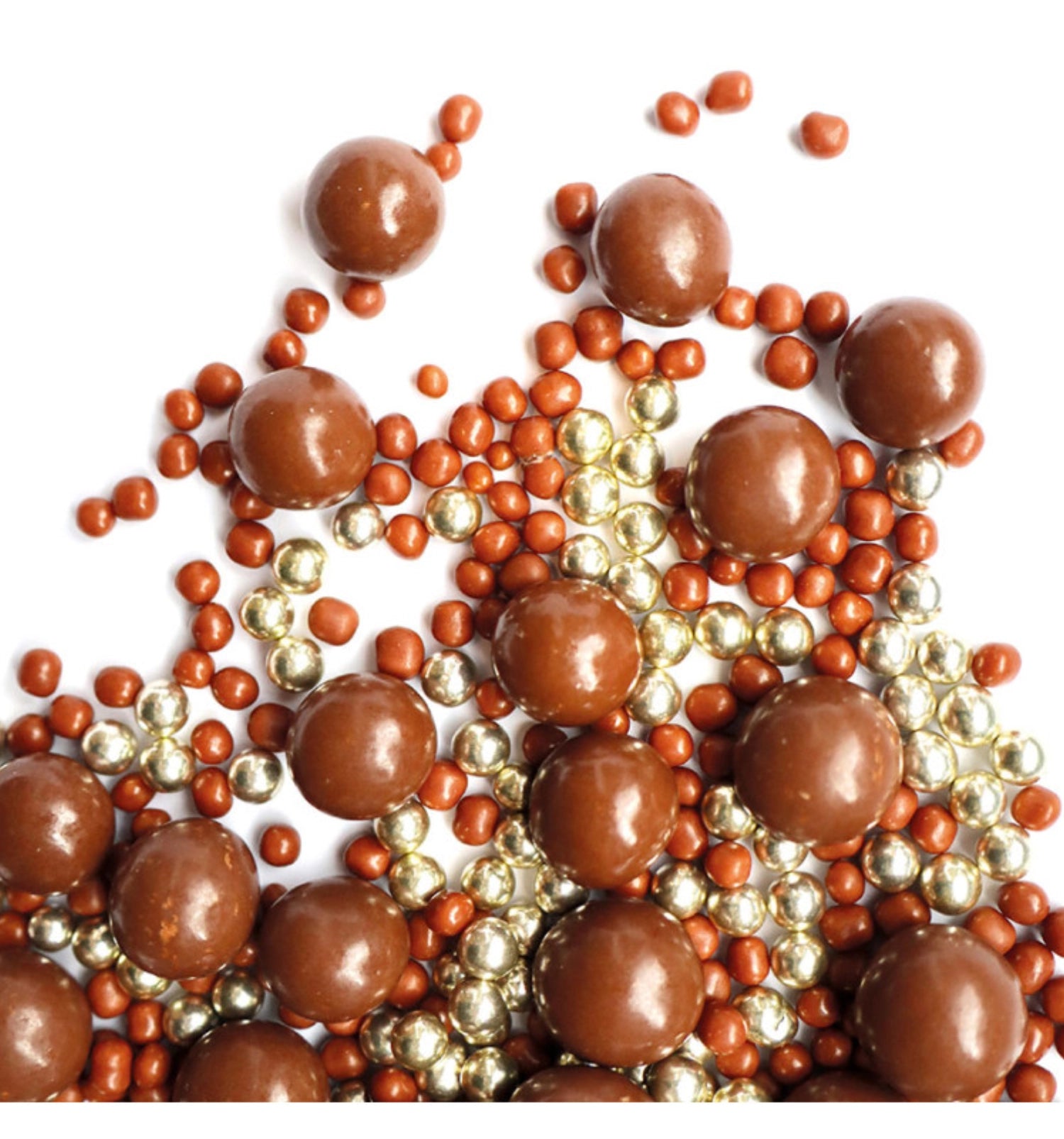 Verleihen Sie Ihren Backkreationen einen Hauch von Luxus mit Deko Schoko Perlen aus zarter Milchschokolade und goldener Beschichtung. Ideal für festliche Anlässe!